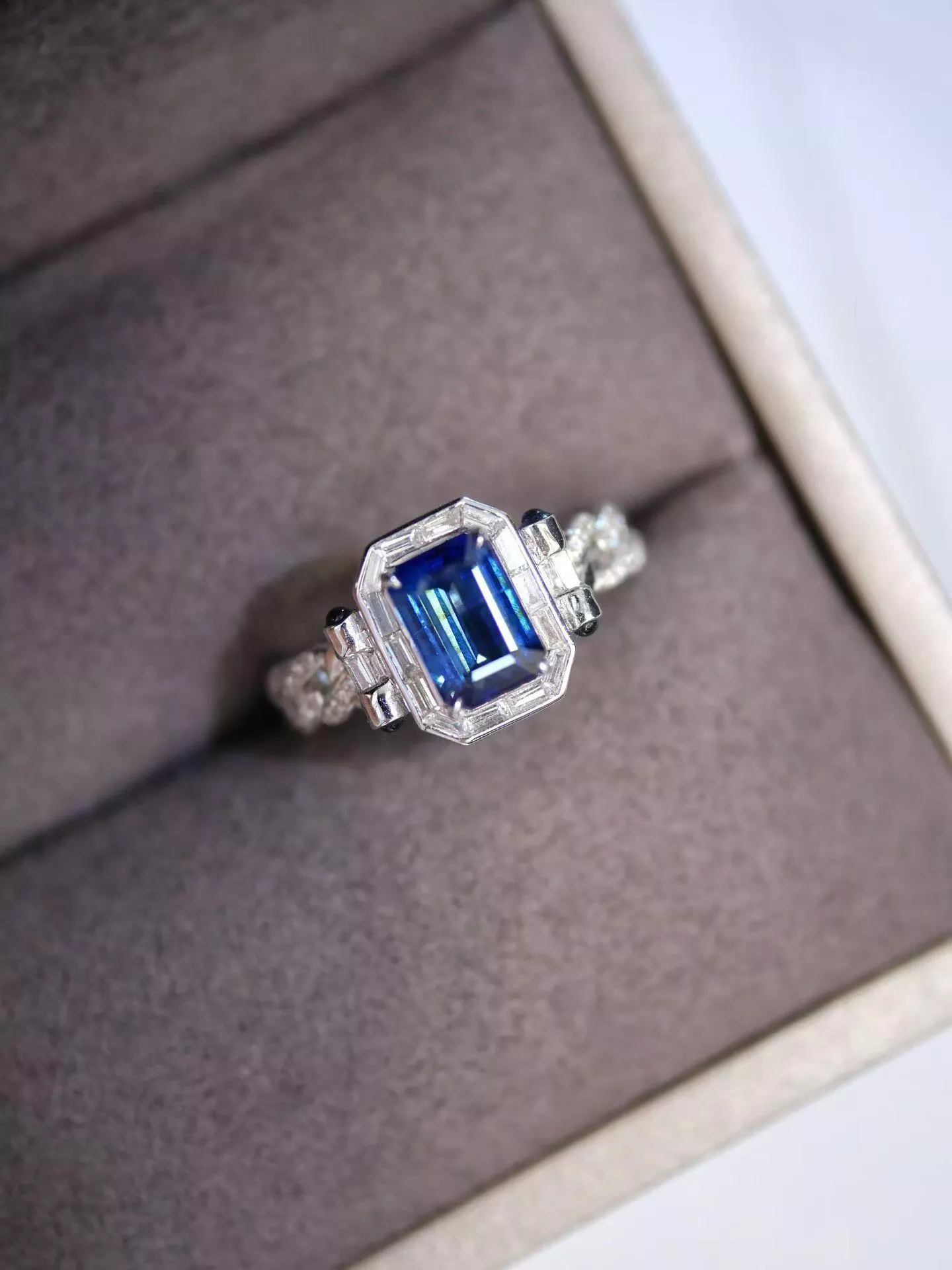 藍寶石戒指  1.88克拉 18k金配鑲  0.45克拉鑽石 台北門市 CG-642