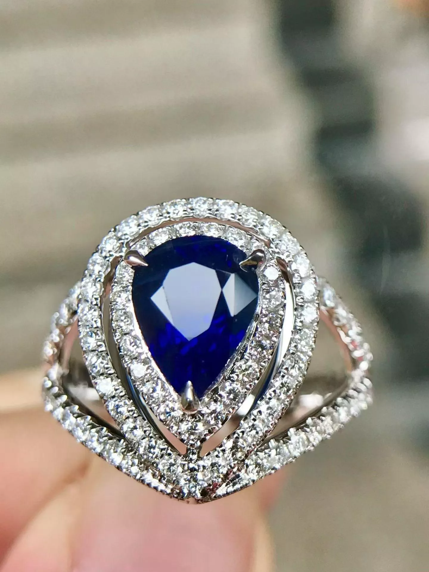 精品皇家藍戒指  2.5克拉 18k金配鑲 0.75克拉鑽石 台北門市 CG-648