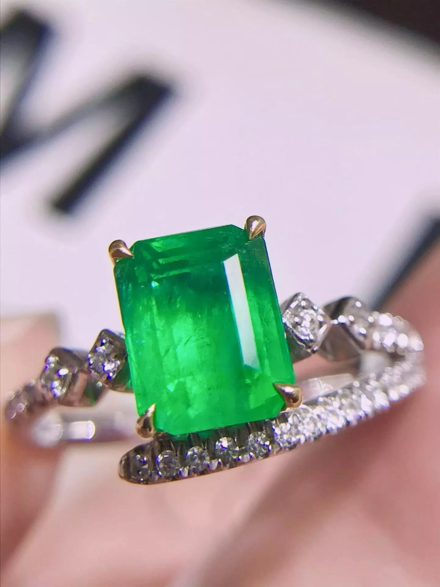 祖母綠戒指  1.8克拉 18k金配鑲 0.24克拉鑽石 台北門市 CG-650