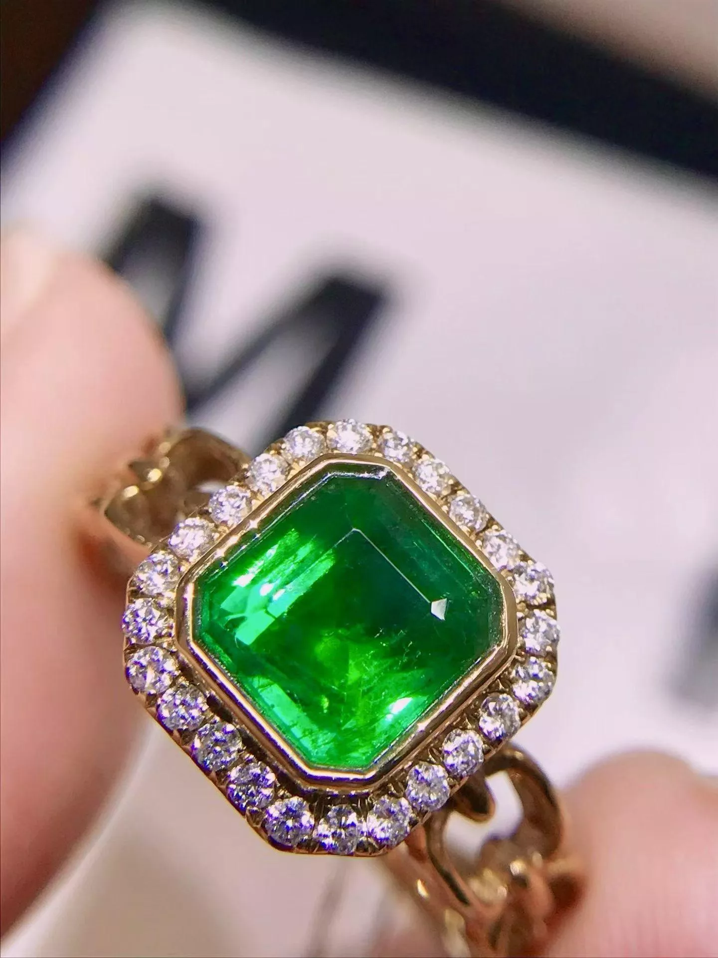 祖母綠戒指  1.6克拉 18k金配鑲 24顆鑽石 台北門市 CG-652