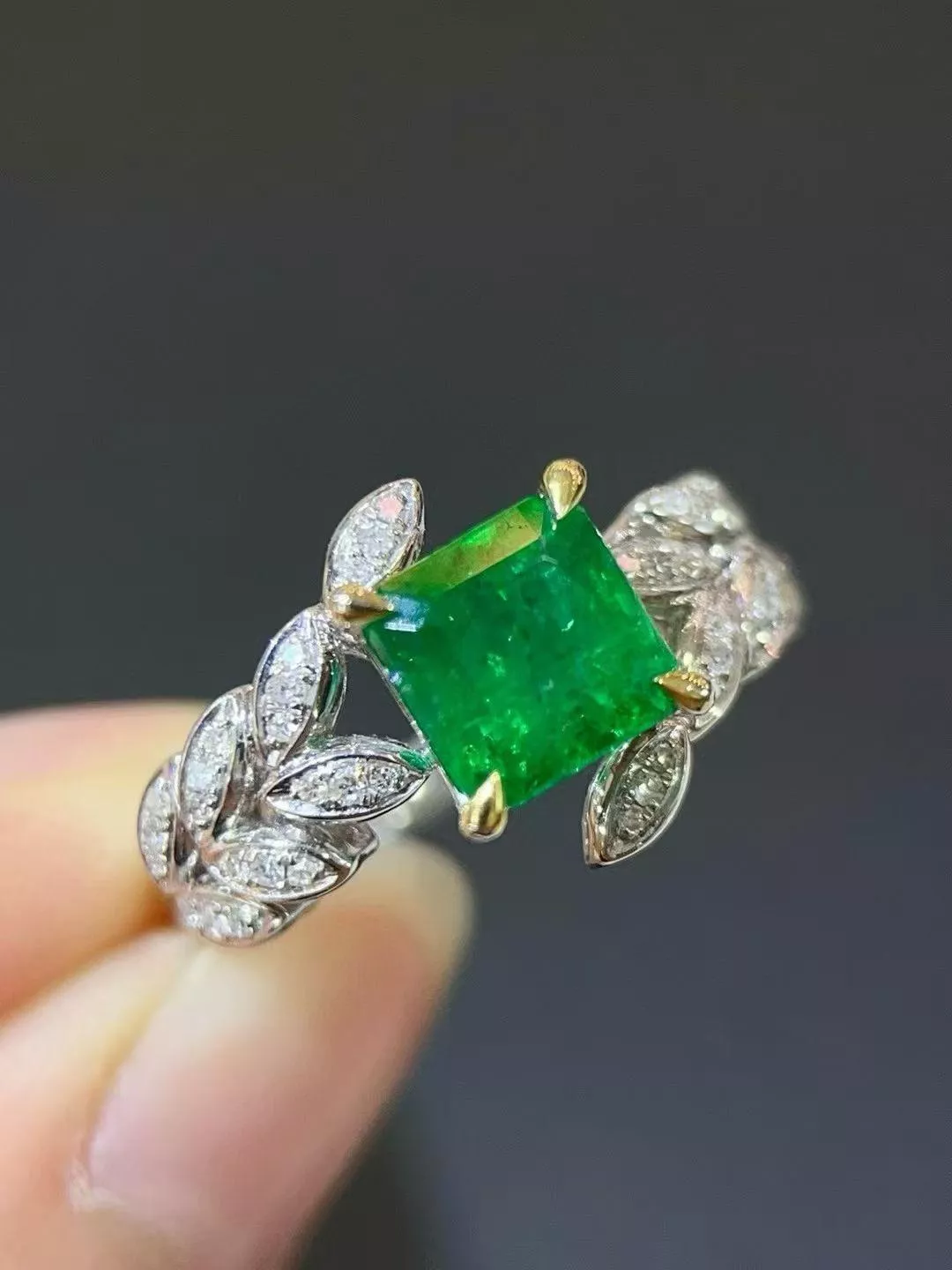 祖母綠戒指  2克拉 18k金配鑲 0.13克拉鑽石 台北門市 CG-655