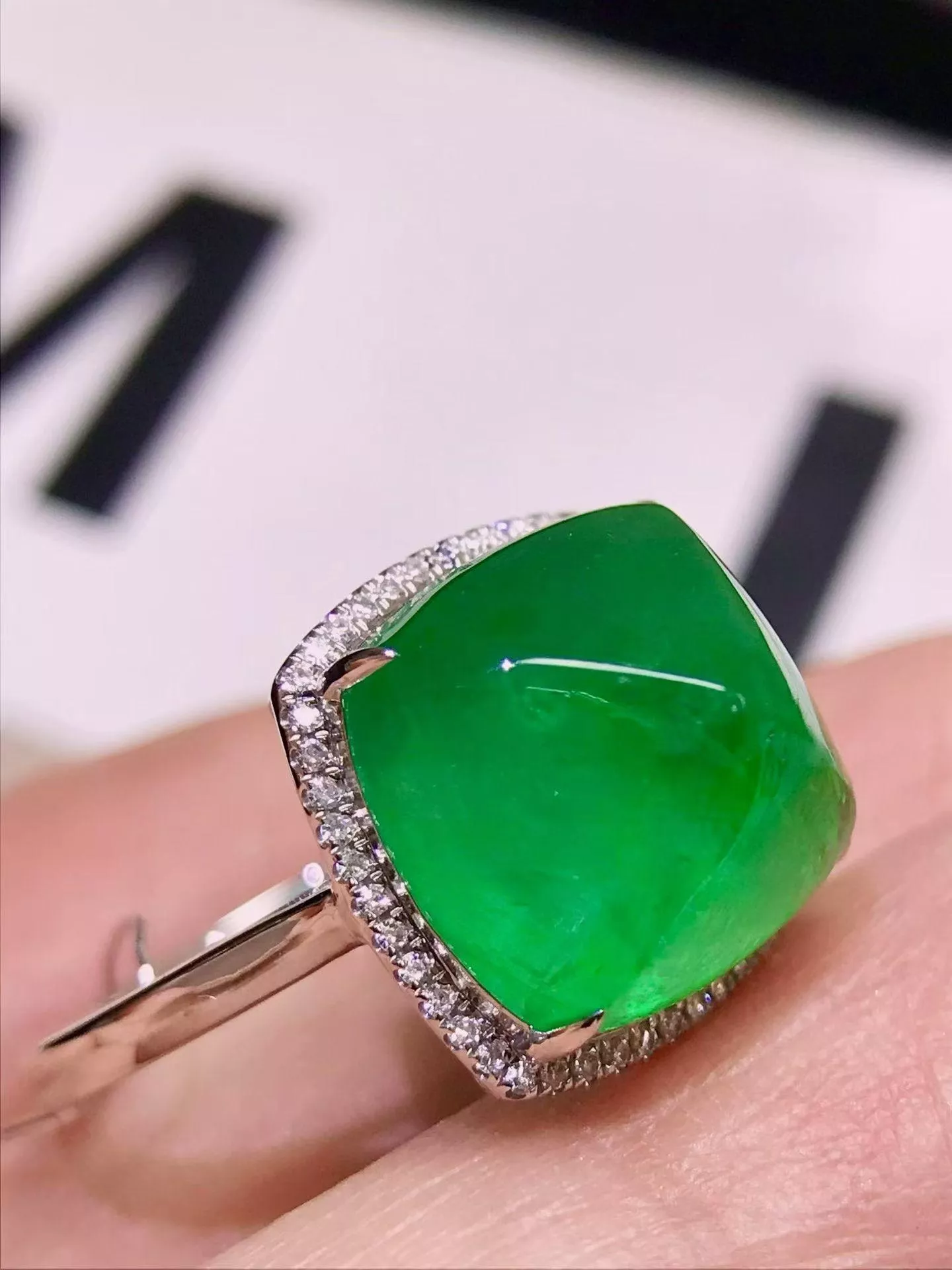 祖母绿戒指  8.5克拉 18k金配鑲 46顆鑽石 台北門市 CG-660