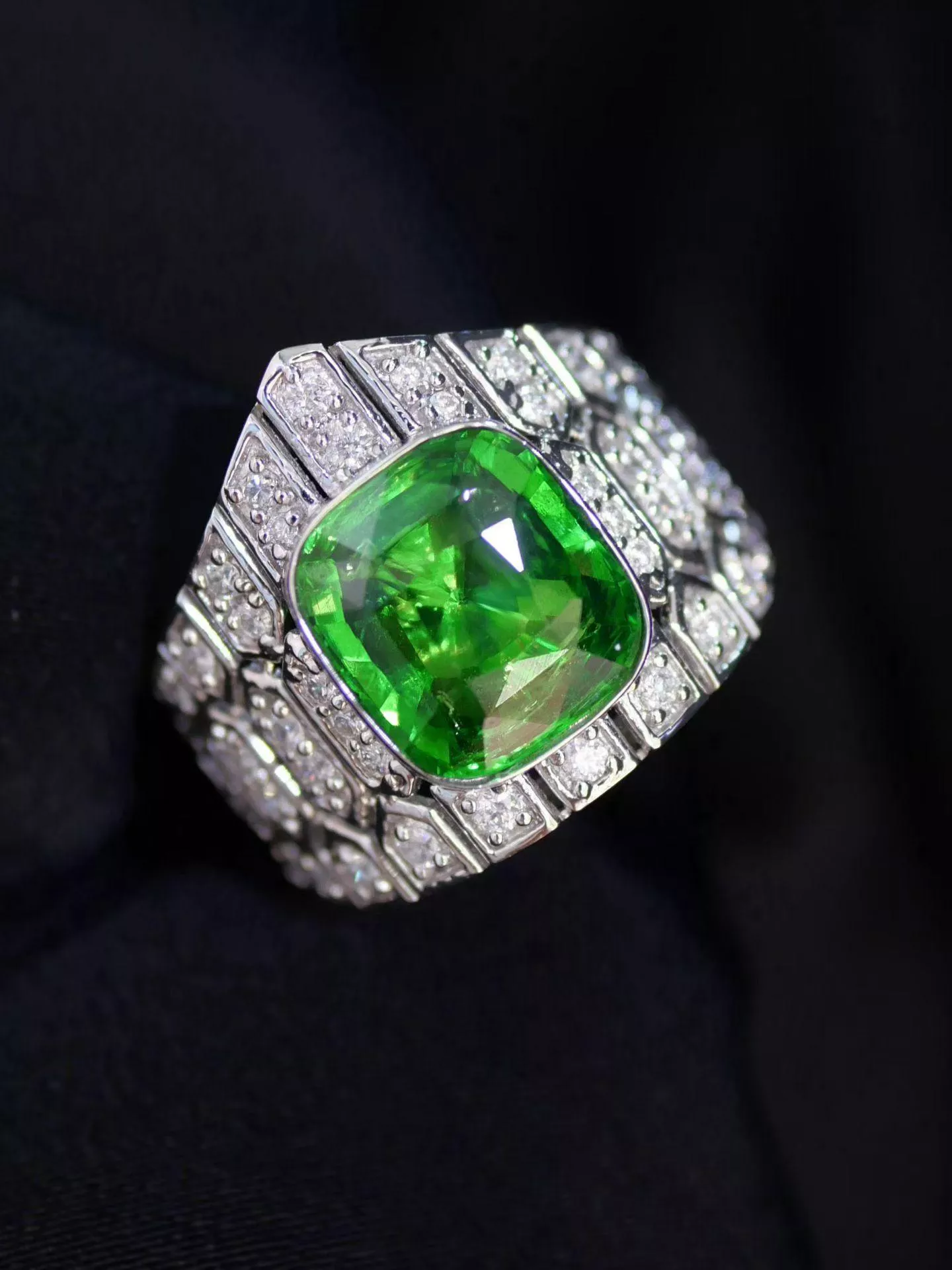 沙弗萊戒指  4.06克拉 18k金配鑲鑽石 台北門市 CG-668