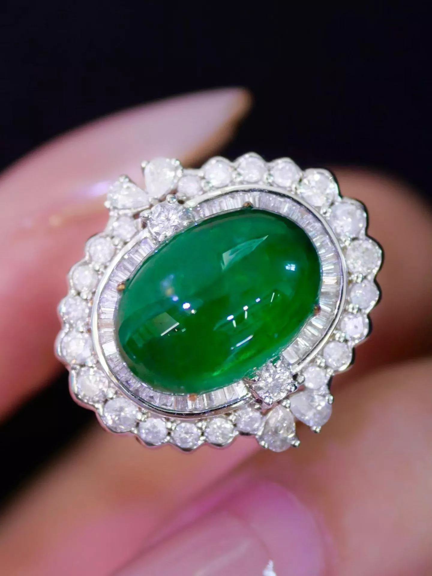 素麵蛋面祖母綠戒指  7.2克拉 18k金配鑽石 台北門市 CG-671