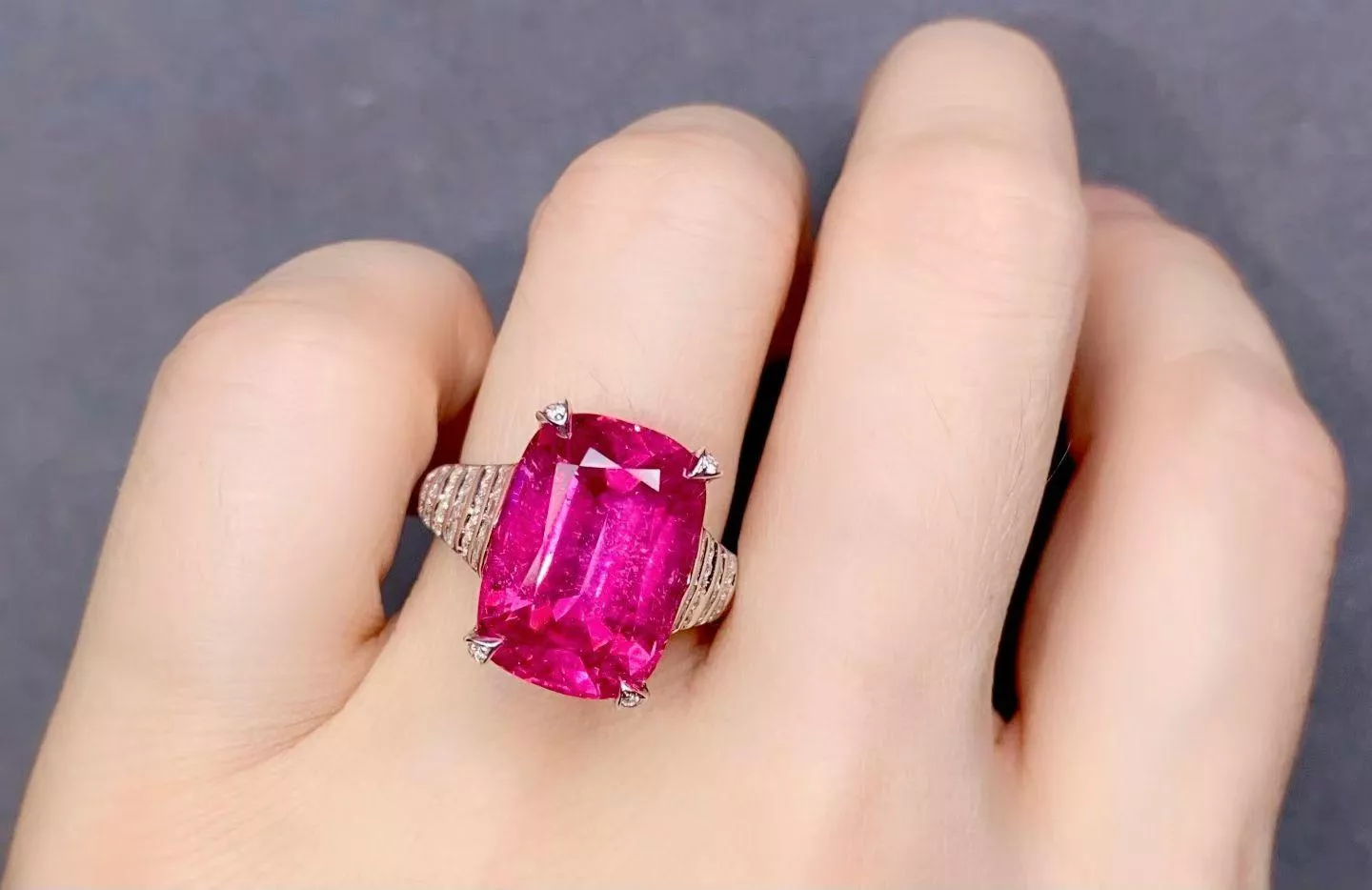 盧比萊碧璽戒指  9.58克拉 18k金配鑲 0.89克拉鑽石 台北門市 CG-674