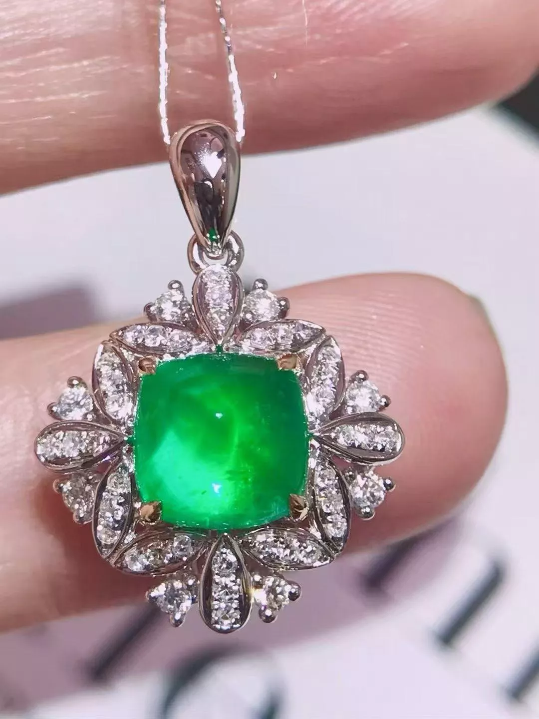 祖母綠糖塔吊墜  2.1克拉 18k金配鑲 0.32克拉鑽石 台北門市 CG-682