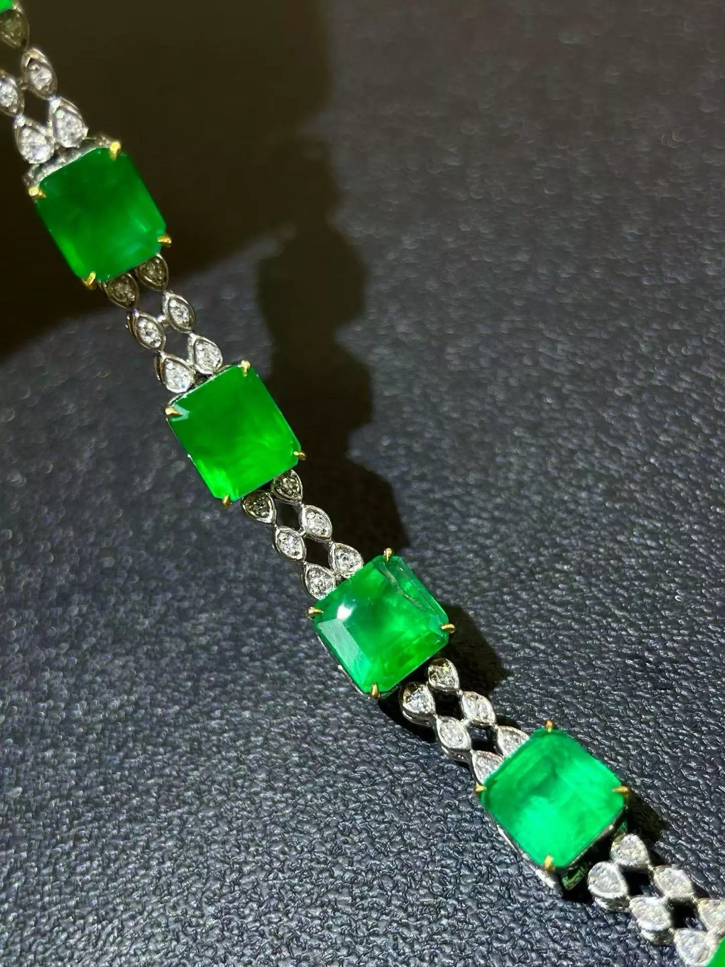 祖母綠手鍊  6.65克拉  18k金配鑲 0.088克拉鑽石 台北門市 CG-685