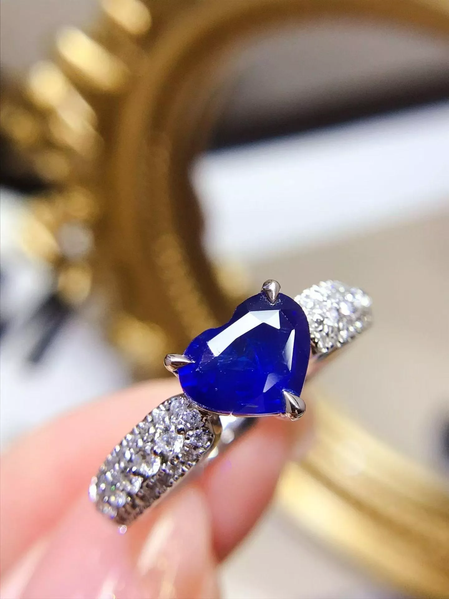 皇家藍戒指  1.52克拉 18k金配鑲 0.4克拉鑽石 台北門市 CG-687