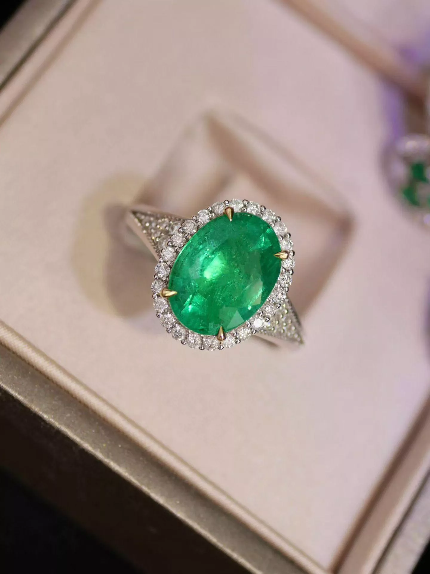 祖母綠戒指  3.02克拉 18k金配鑲 0.3克拉鑽石 台北門市 CG-708