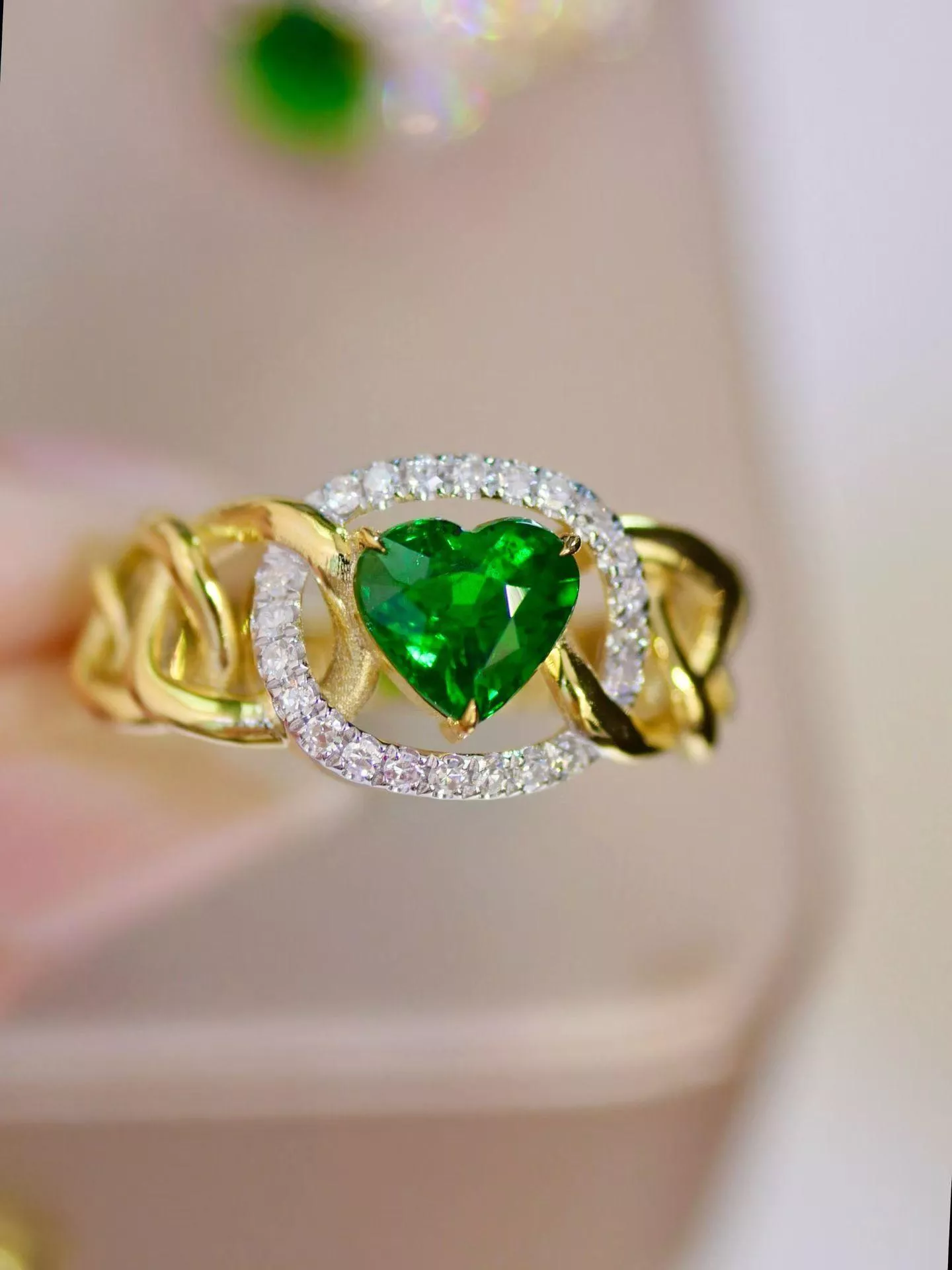 沙弗萊戒指  1.15克拉 18k金配鑲 0.15克拉鑽石 台北門市 CG-722