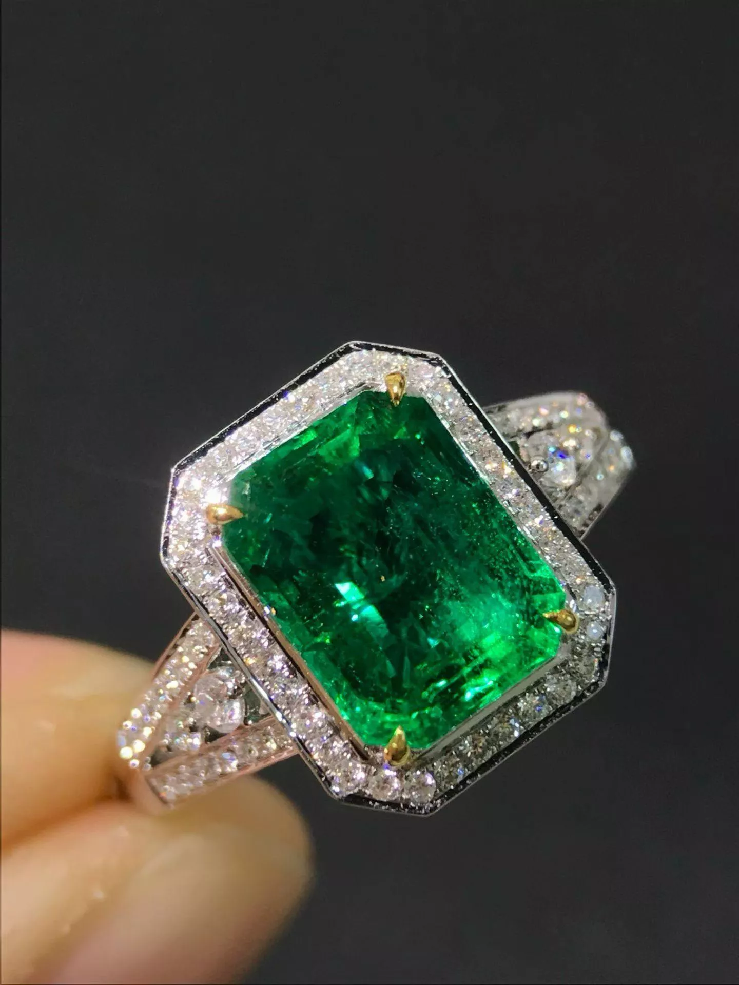 祖母綠戒指  2.37克拉 18k金配鑲 0.271克拉鑽石 台北門市 CG-726