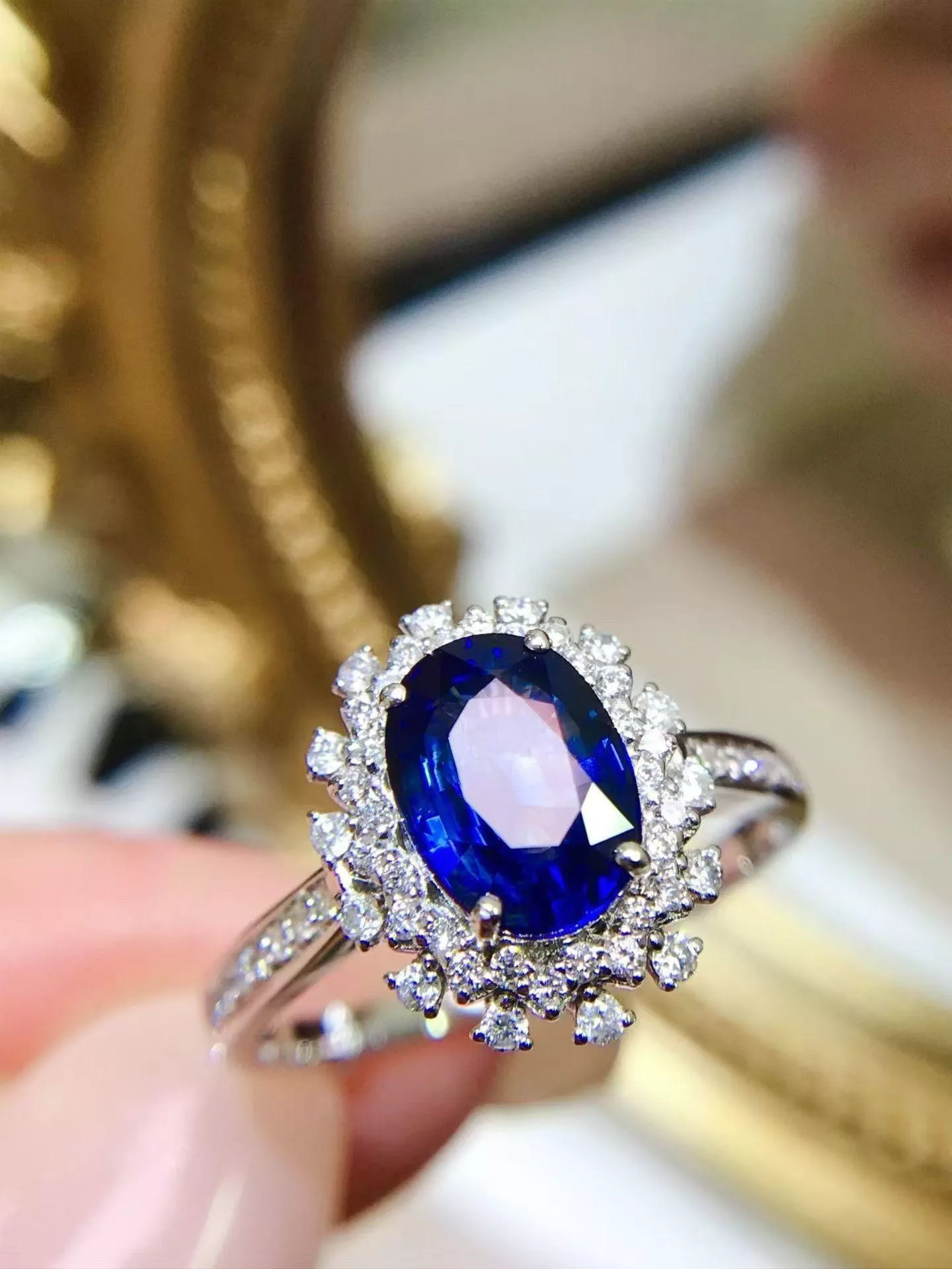 簡約高級的藍寶石戒指  1.77克拉 18k金配鑲  42顆鑽石 台北門市 CG-731