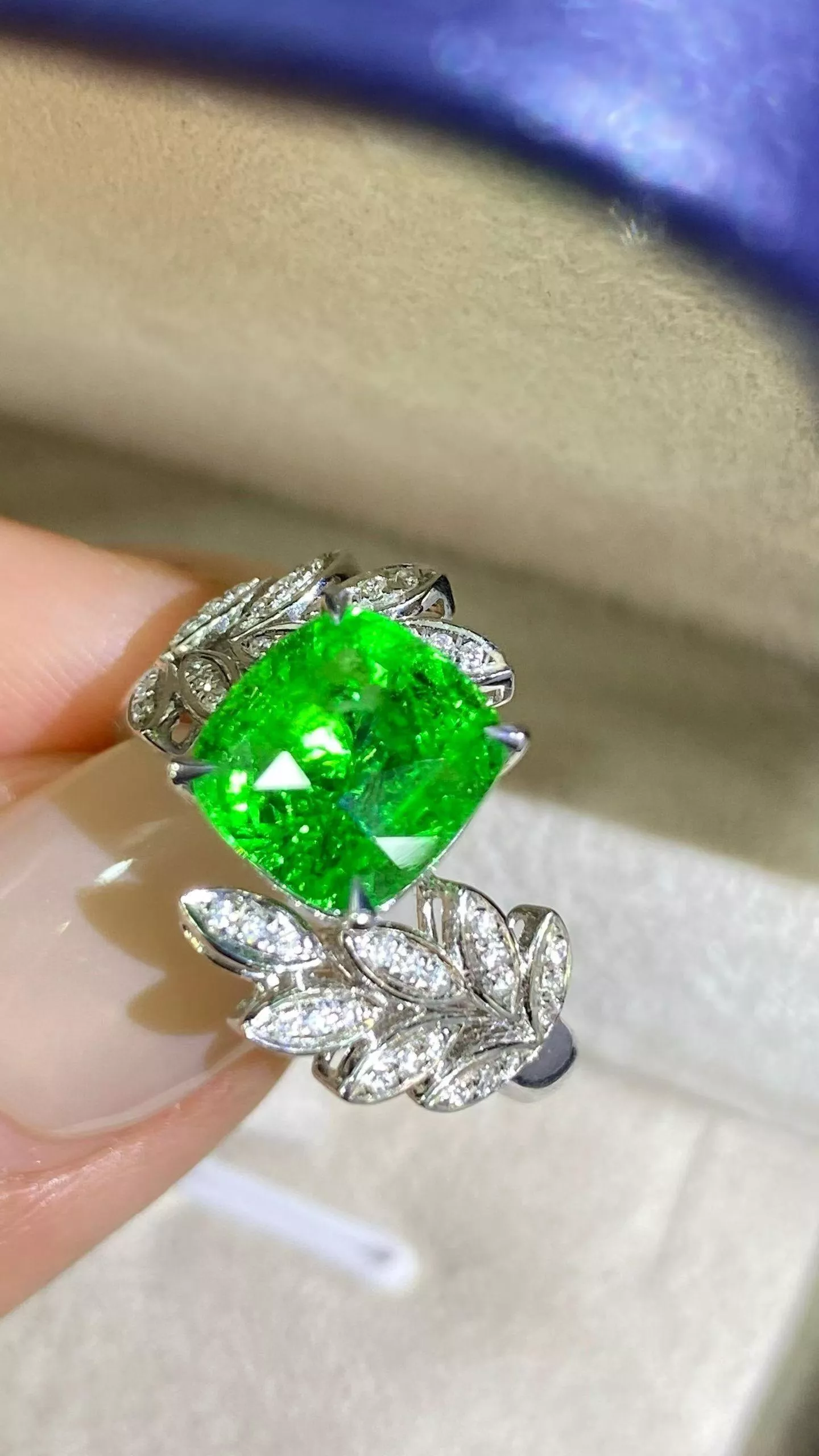 沙弗萊戒指  3.84克拉 18k金配鑲  0.126克拉鑽石 台北門市 CG-735