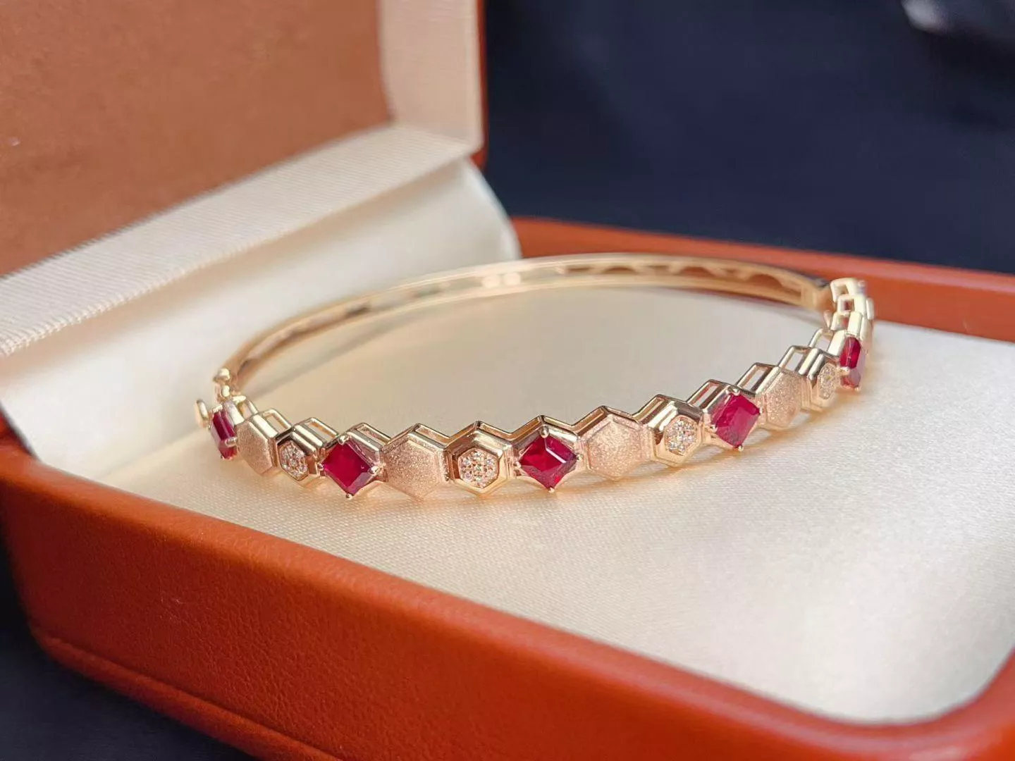 紅寶石手鐲  2克拉 18k金配鑲 35顆鑽石 台北門市 CG-737