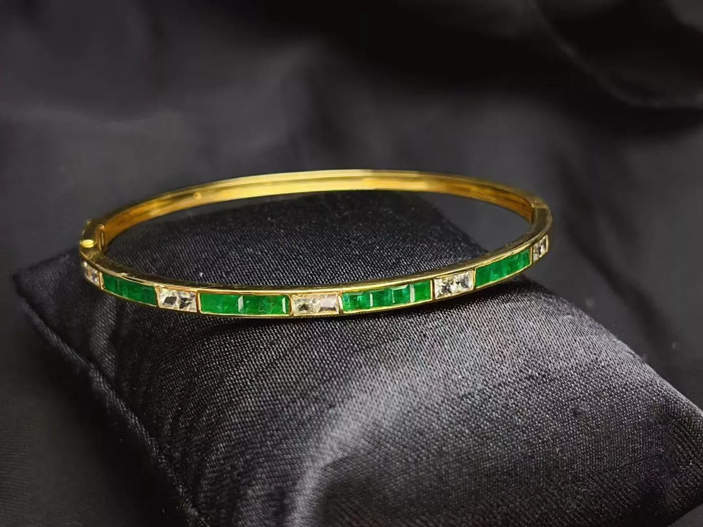 祖母綠手鐲  2.85克拉 18k金配鑲 10顆白藍寶 台北門市 CG-738