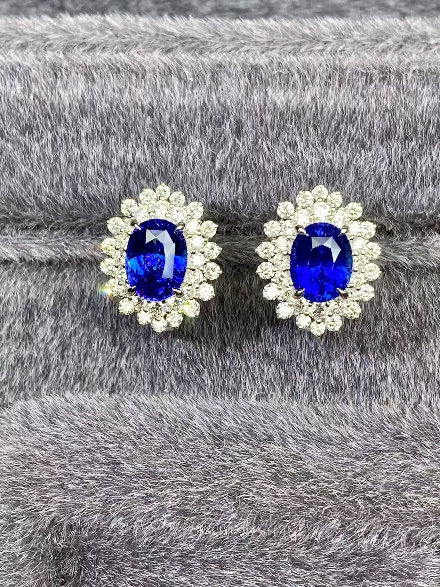 皇家藍色寶石耳釘 3.25克拉 18k金配鑲 0.94克拉鑽石 台北門市 CG-744