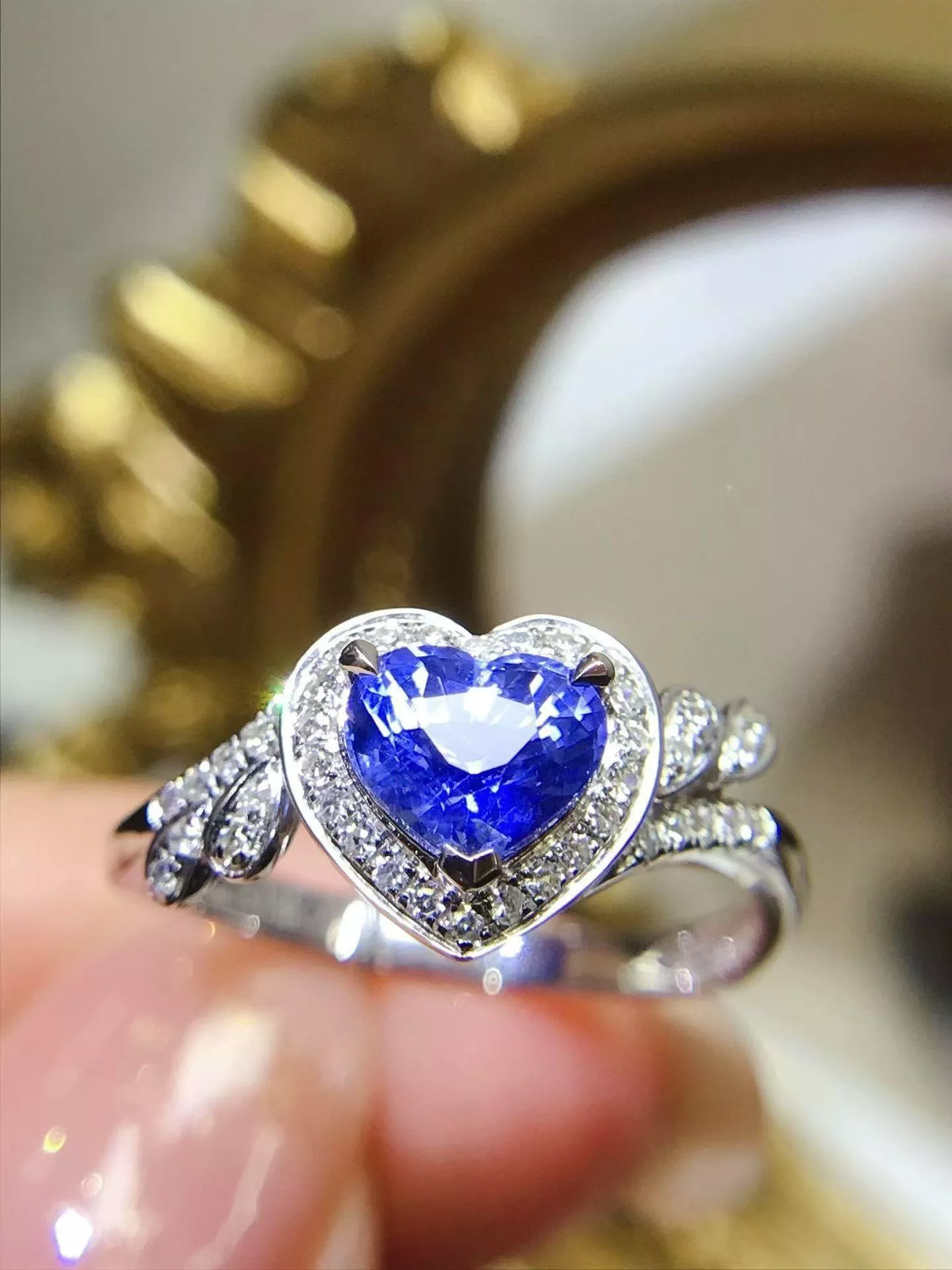 無燒矢車菊藍戒指  1克拉 18k金配鑲 0.26克拉鑽石 台北門市 CG-749