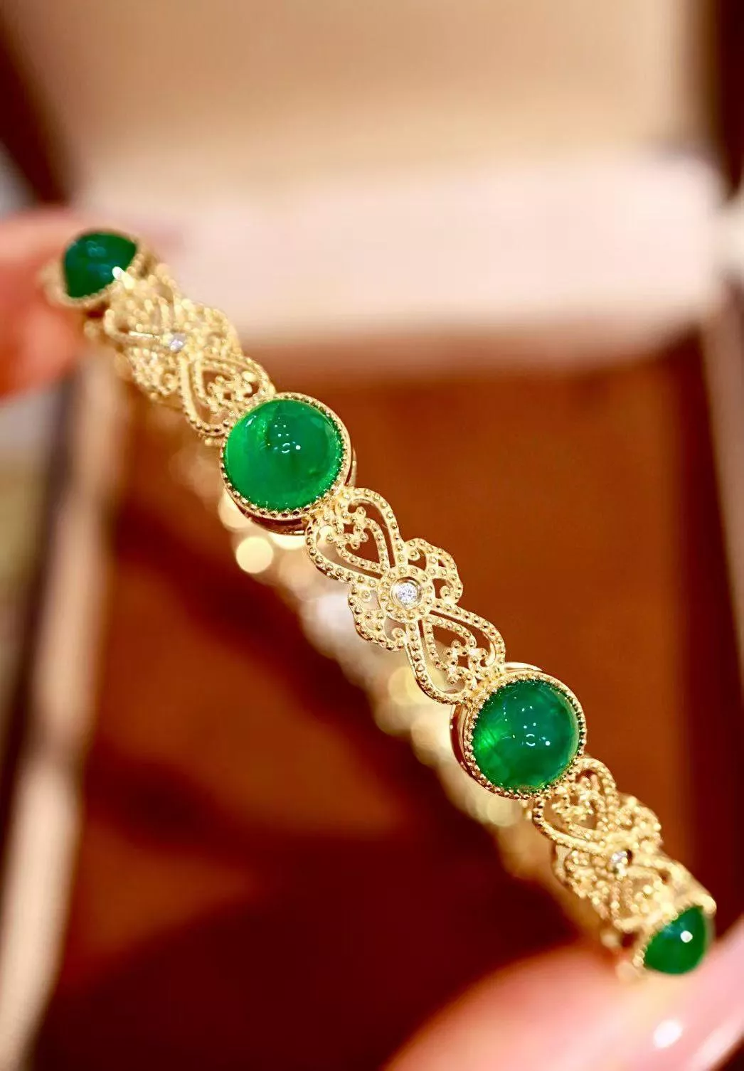 祖母綠手鐲  8.2克拉18k金配鑲 0.038克拉鑽石 台北門市 CG-759