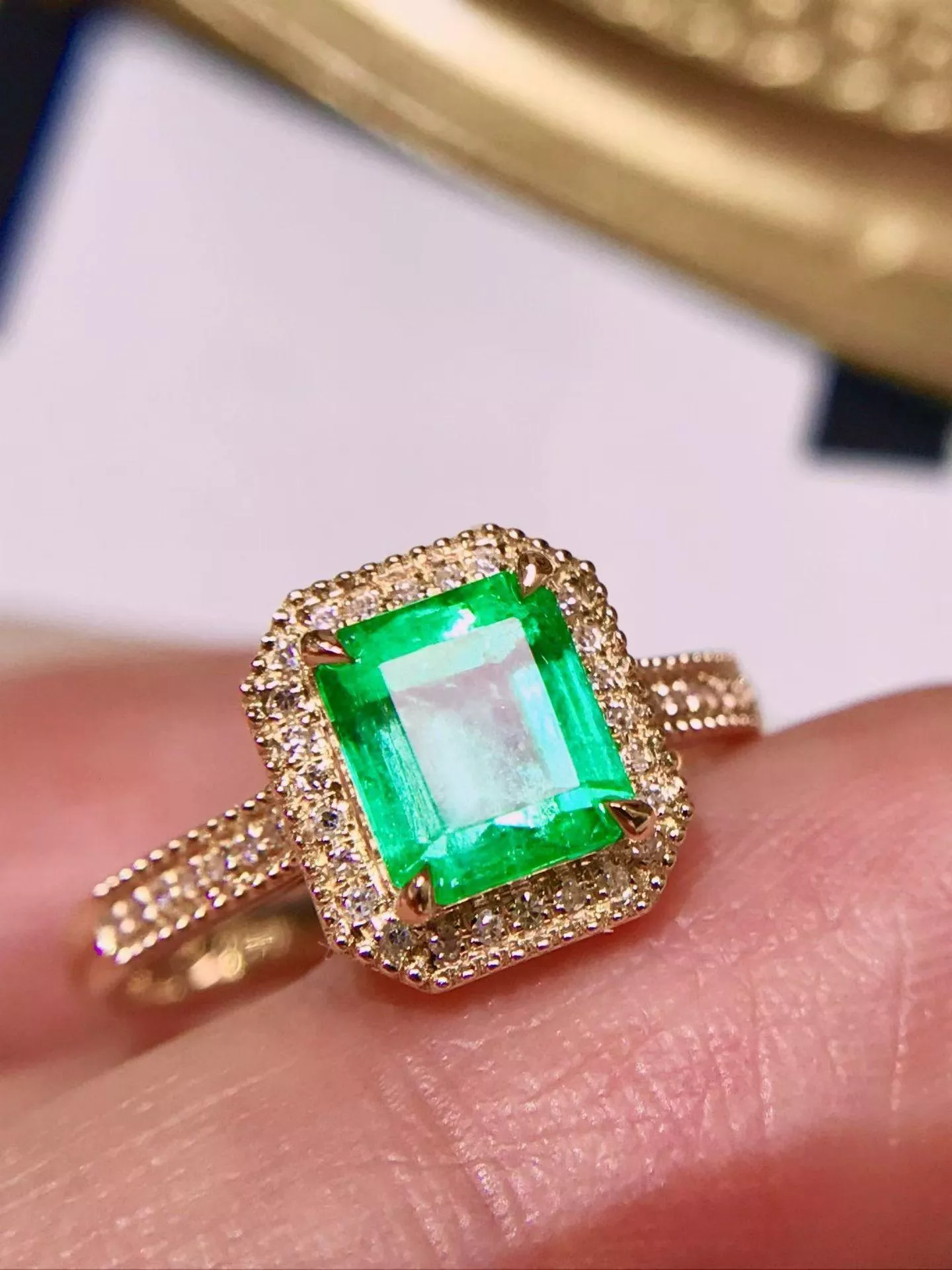 哥倫比亞祖母綠戒指  1.3克拉 18k金配鑲 40顆鑽石 台北門市 CG-775