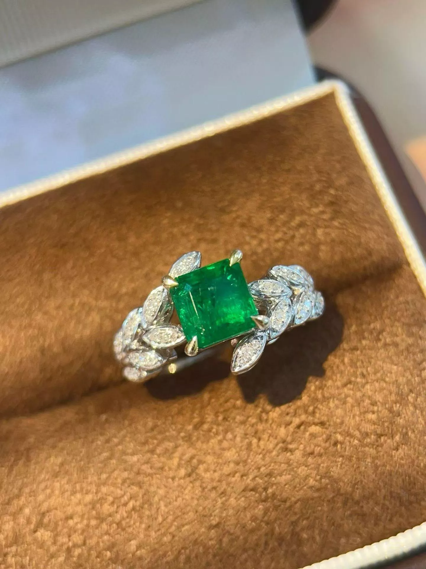 祖母綠戒指  2克拉  18k金配鑲 0.13克拉鑽石 台北門市 CG-788