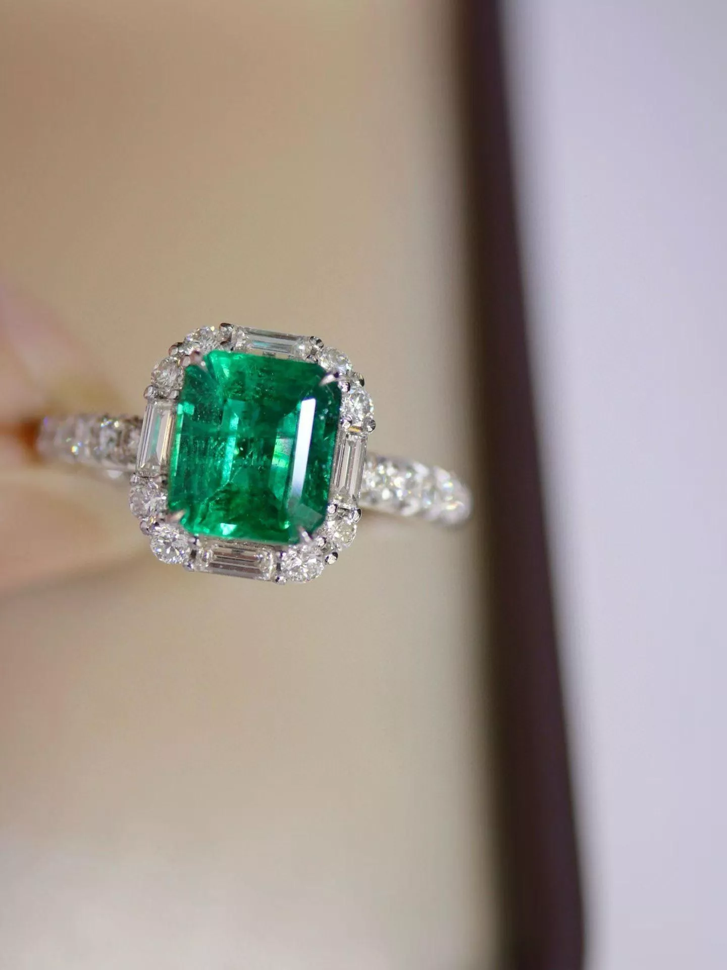 祖母綠戒指  2.01克拉 18k金配鑲 0.62克拉鑽石 台北門市 CG-790