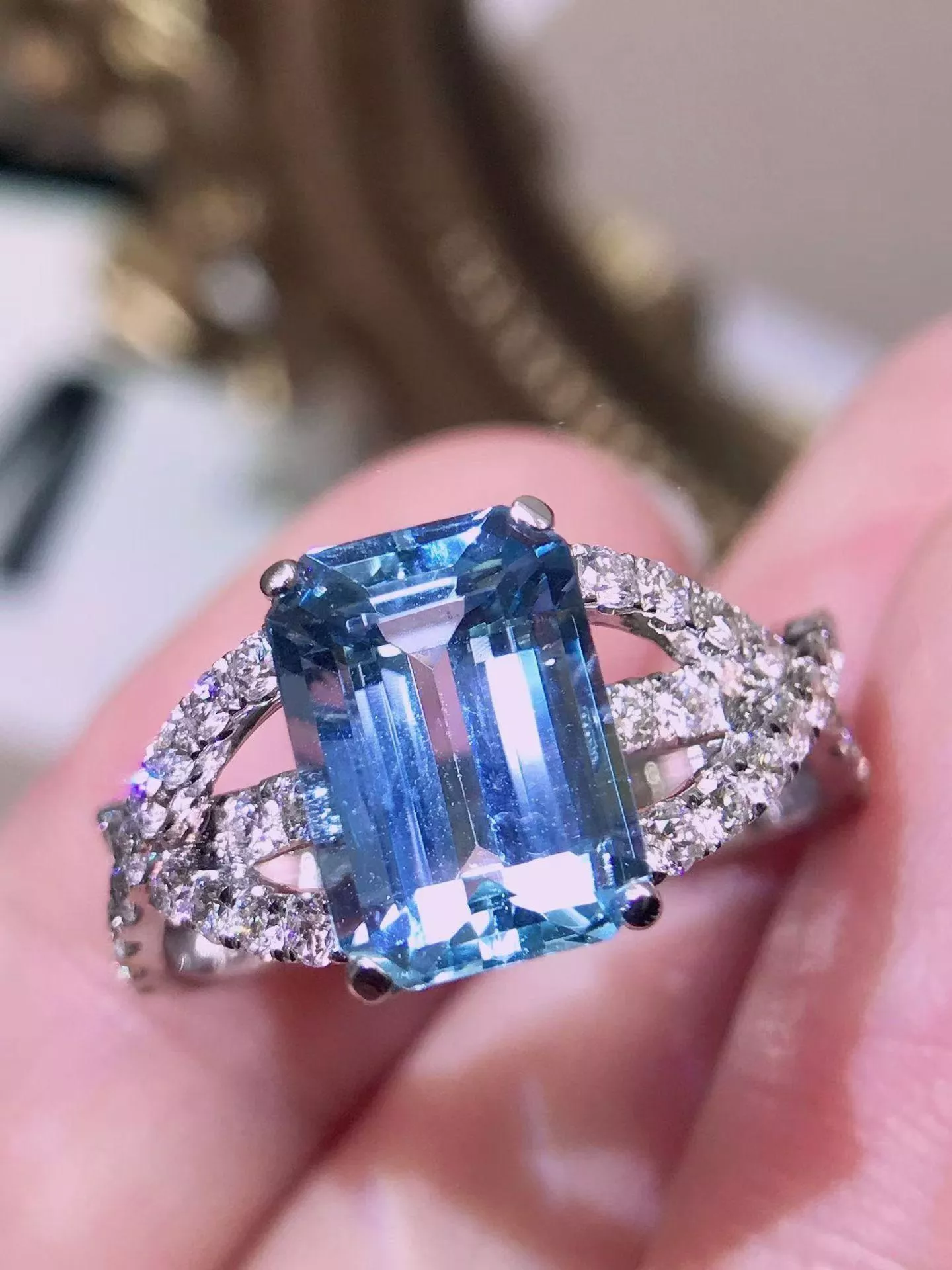 海藍寶戒指  2.67克拉 18k金配鑲 0.683克拉鑽石 台北門市 CG-795