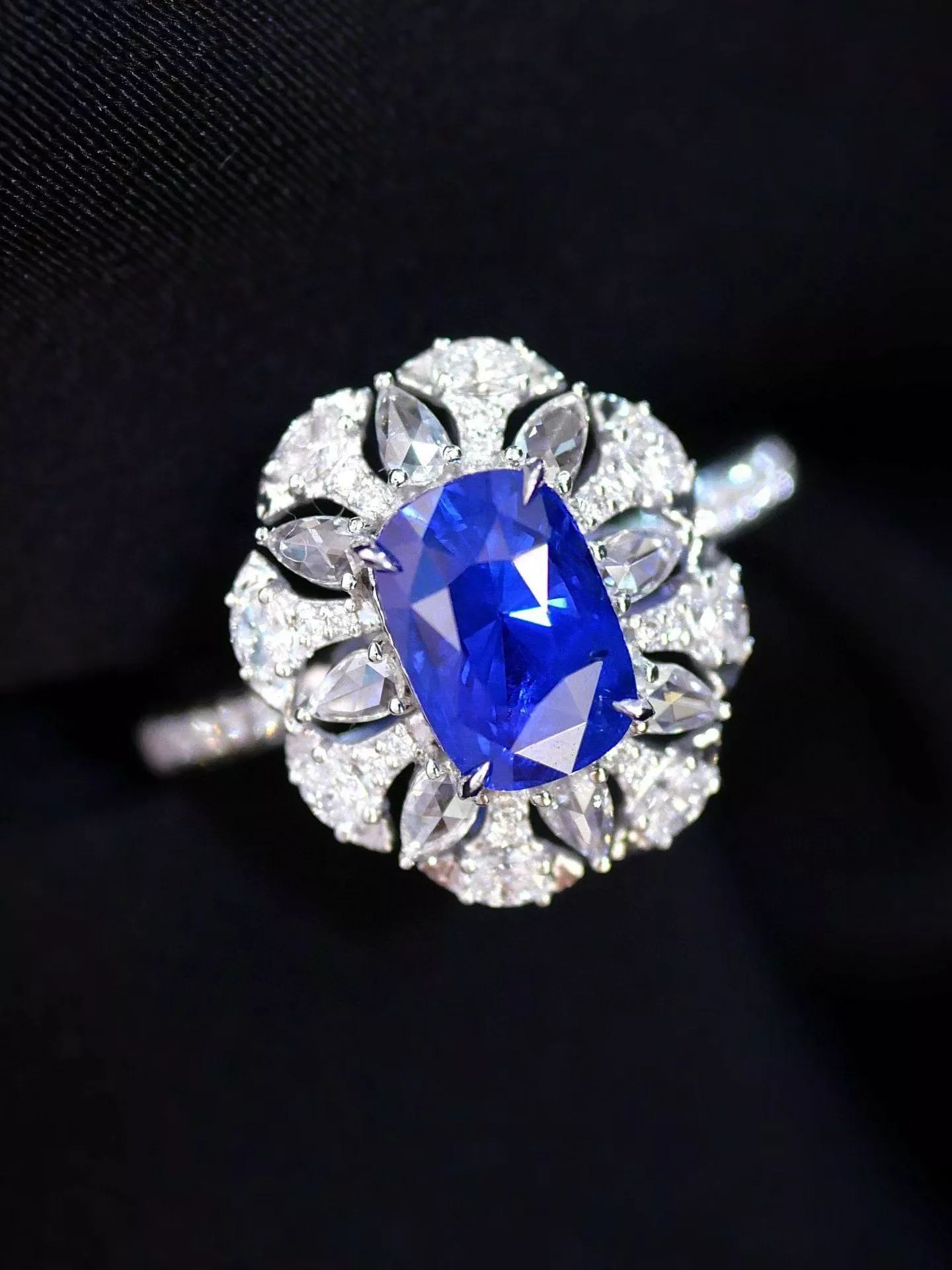 皇家藍藍寶石戒指  2.06克拉 18k金配鑲 0.47克拉鑽石 台北門市 CG-797