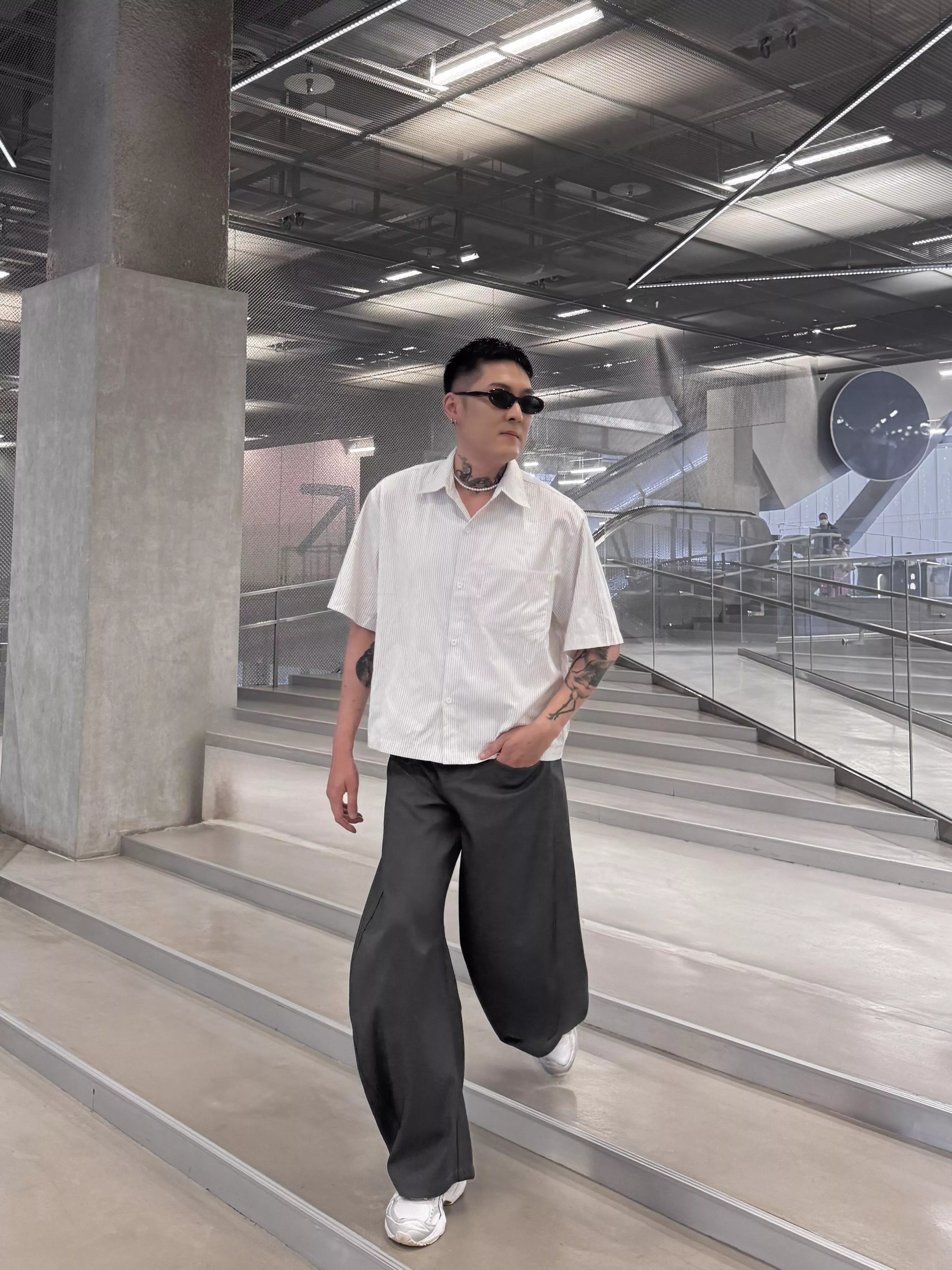 夏日短版條紋質感襯衫（米杏）