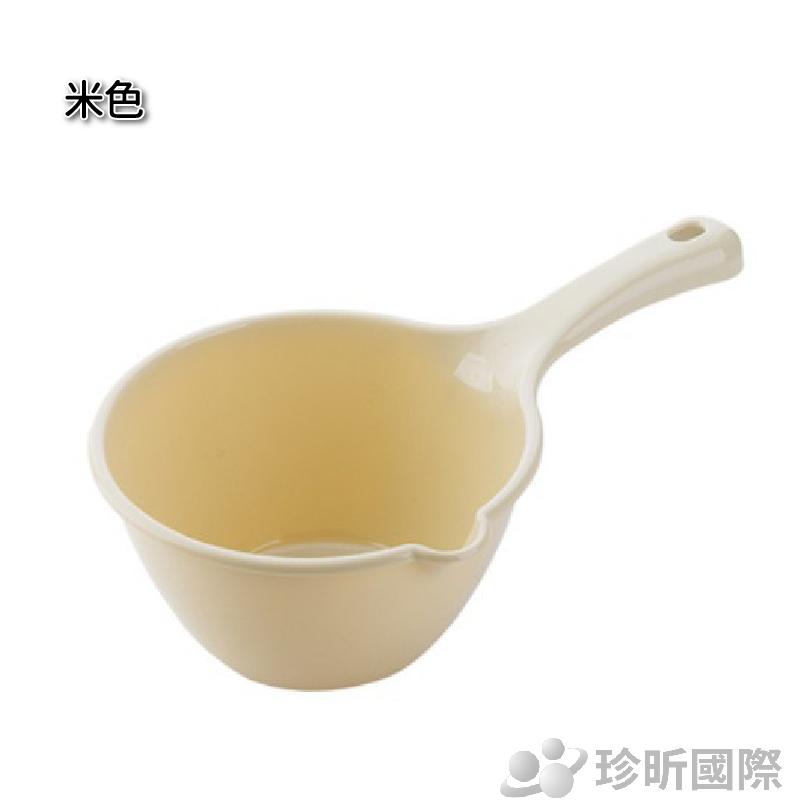 JS LIFE【珍昕】加厚彩色塑膠水瓢 約長28 寬16cm 3色隨機 水勺 洗頭杯 洗澡瓢 水舀