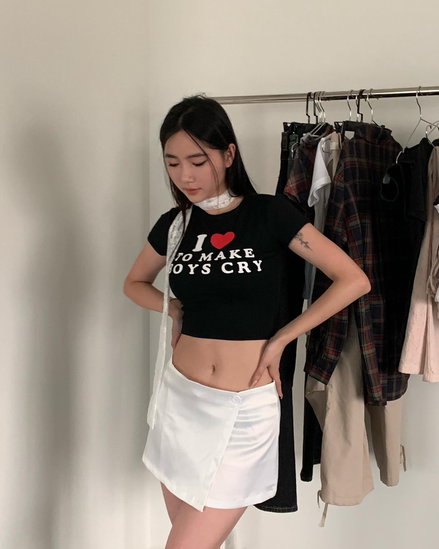 I love to make boys cry crop tee(black/white)(S/M/L)