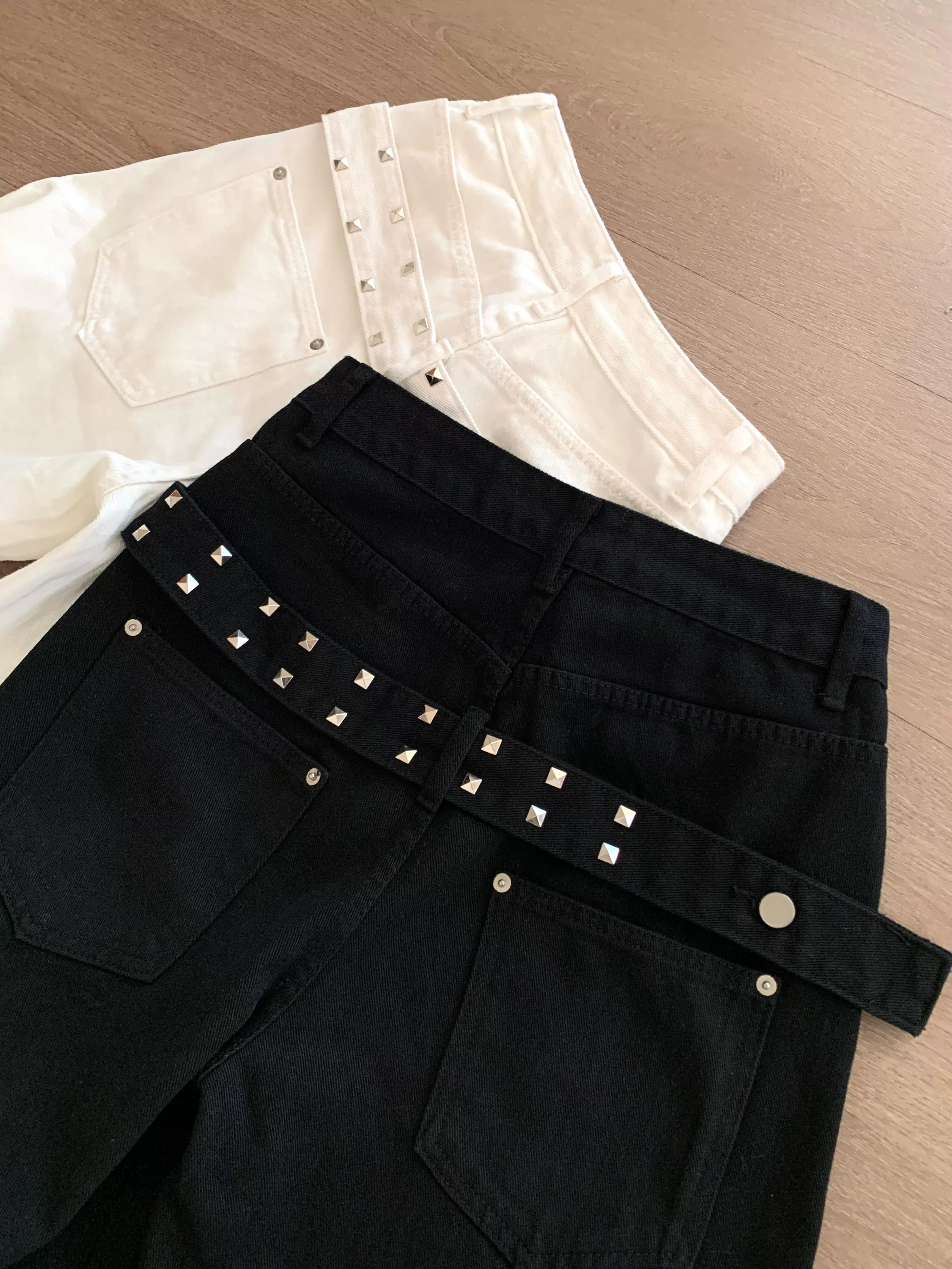 鉚釘扣帶落地牛仔寬褲(black/white)(S/M/L)