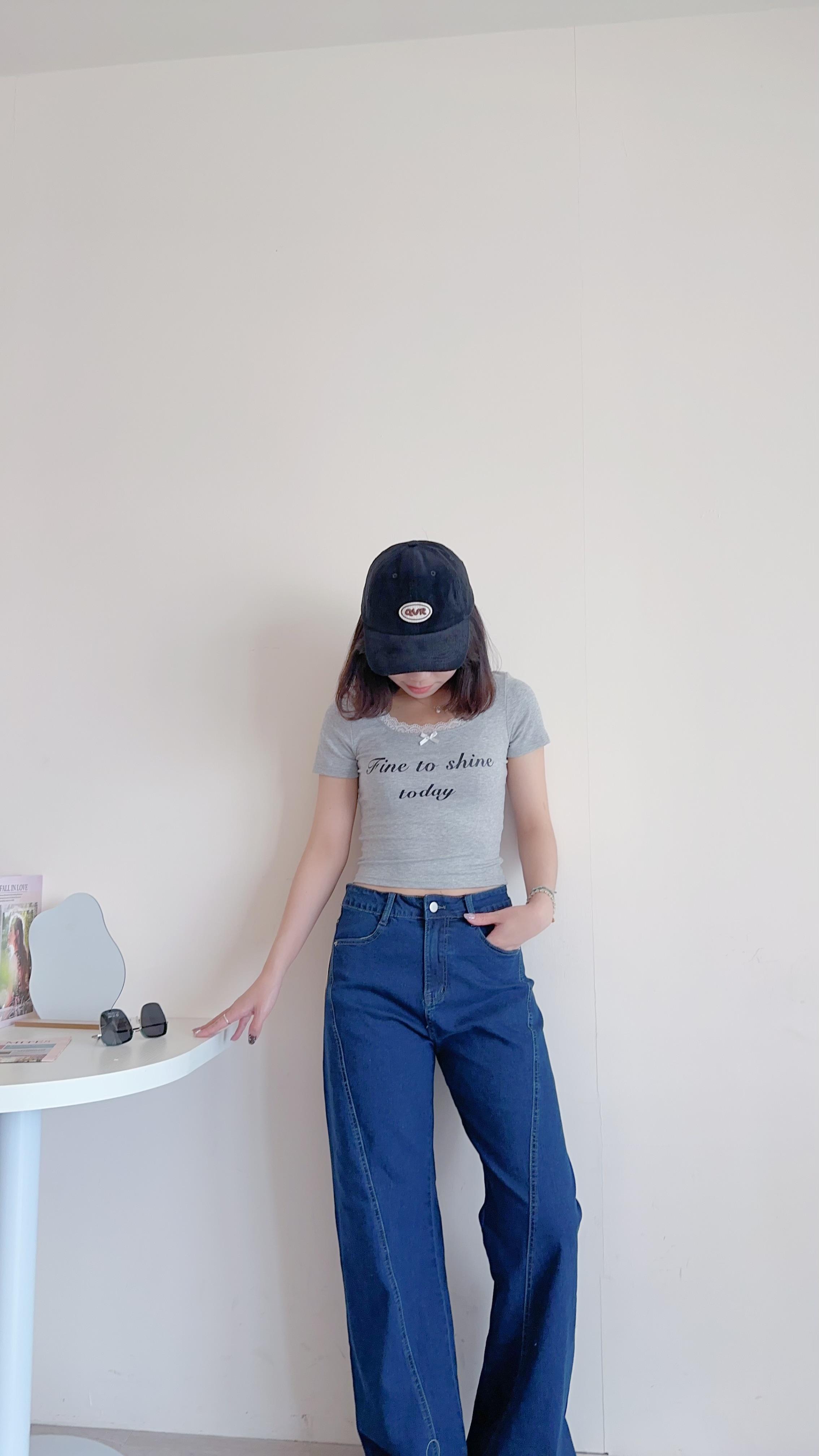 蕾絲滾邊字母短版Tee