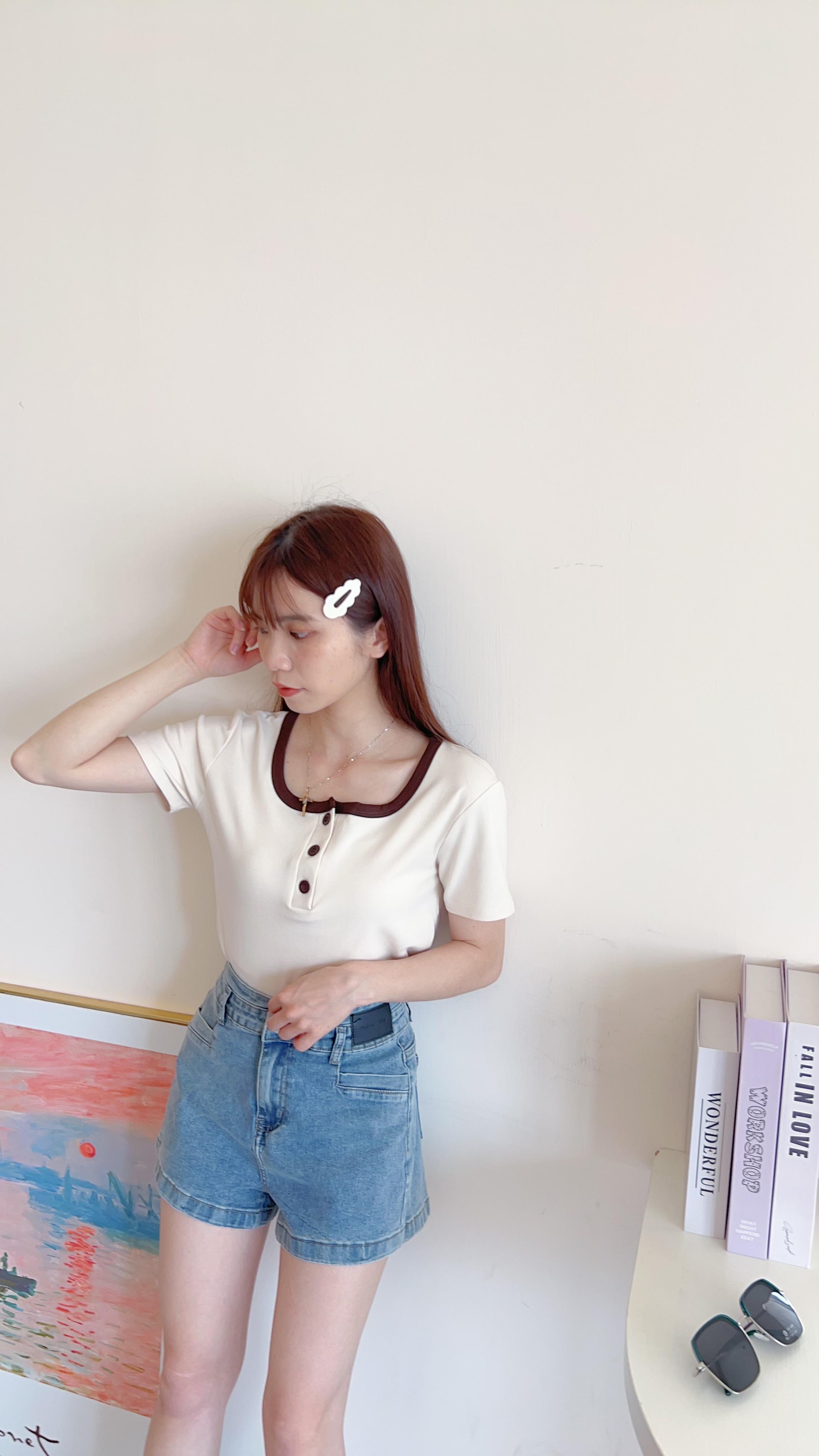 滾邊排扣造型Tee