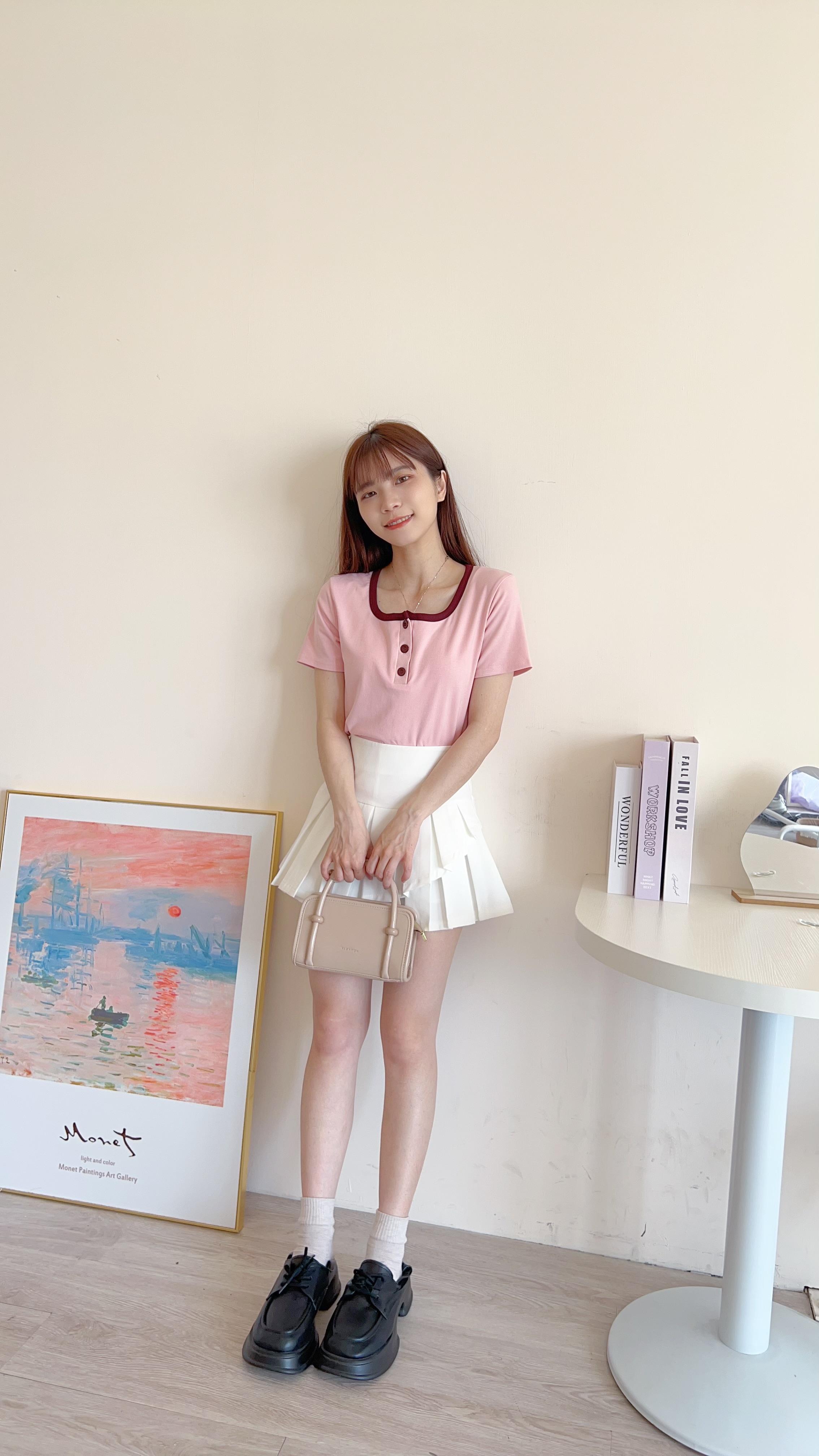 滾邊排扣造型Tee