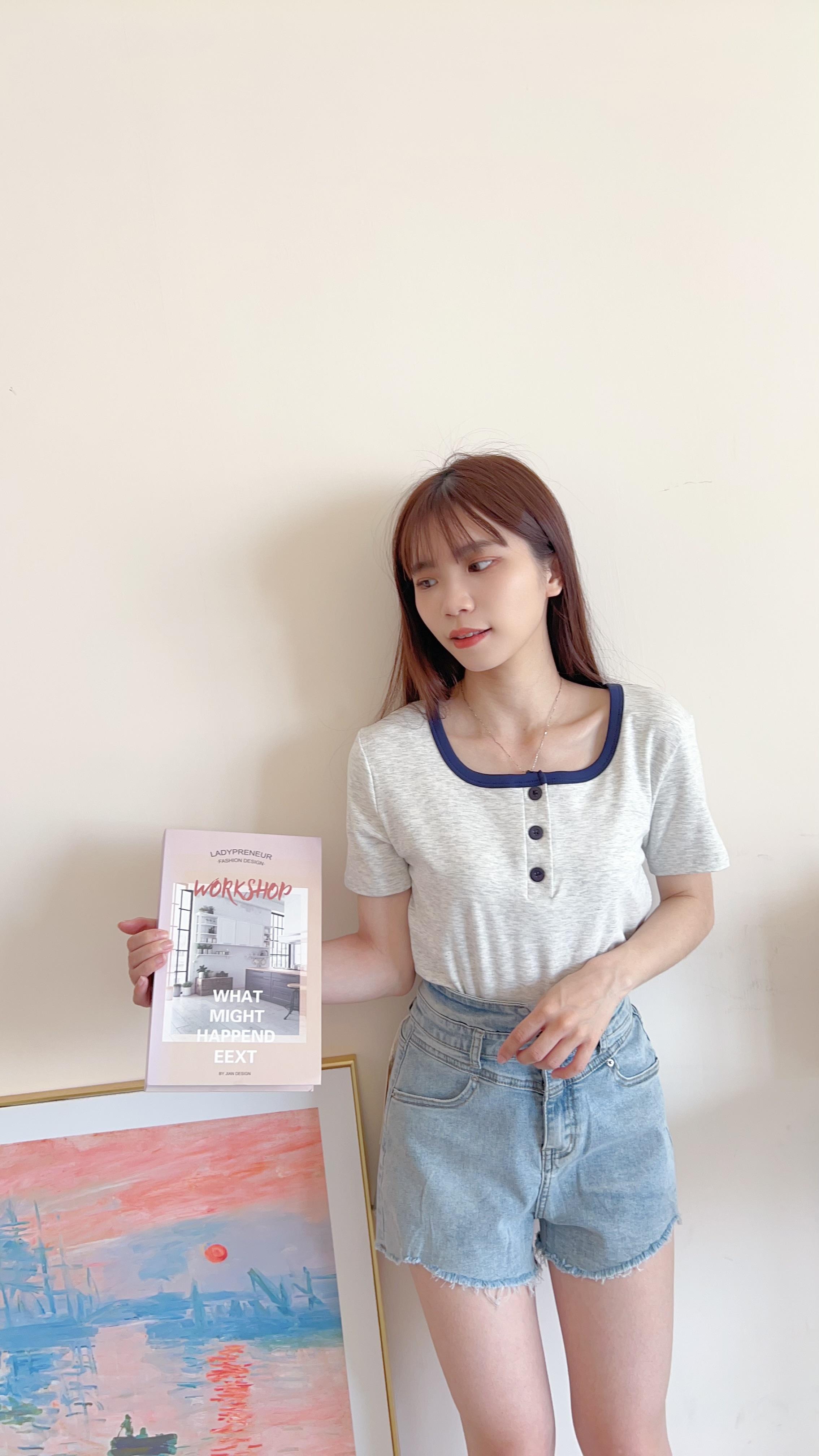 滾邊排扣造型Tee