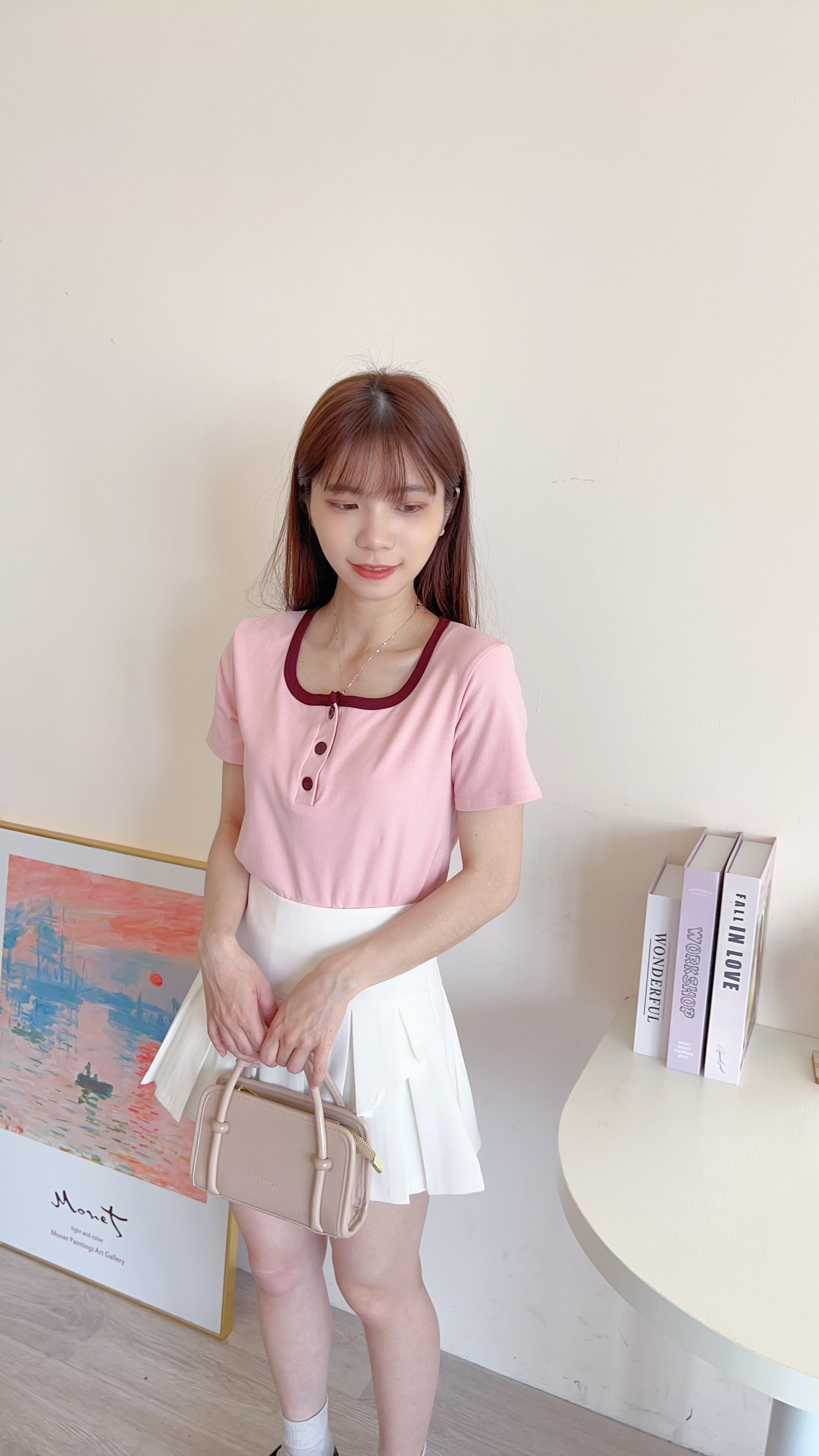 滾邊排扣造型Tee