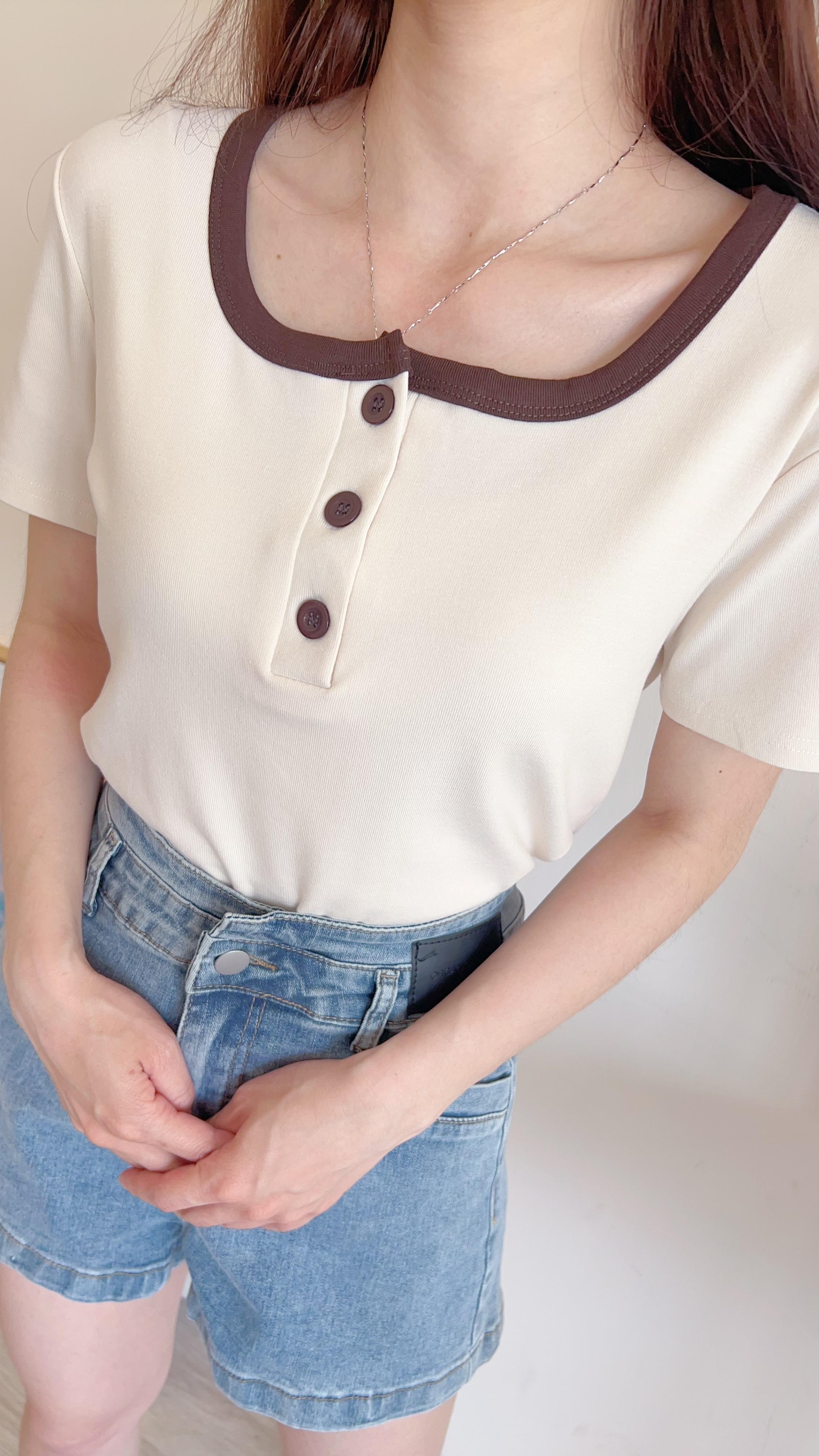 滾邊排扣造型Tee
