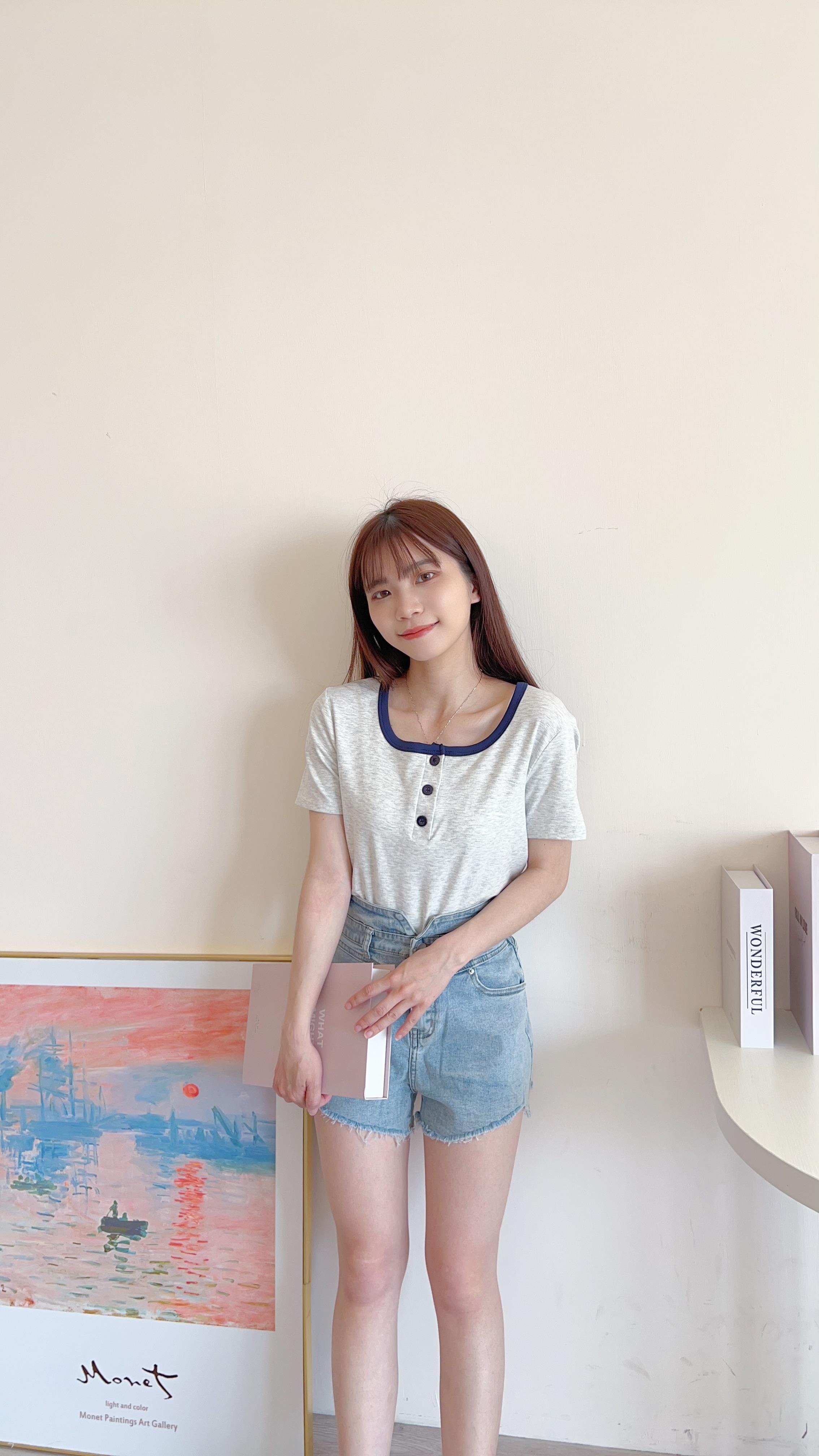 滾邊排扣造型Tee