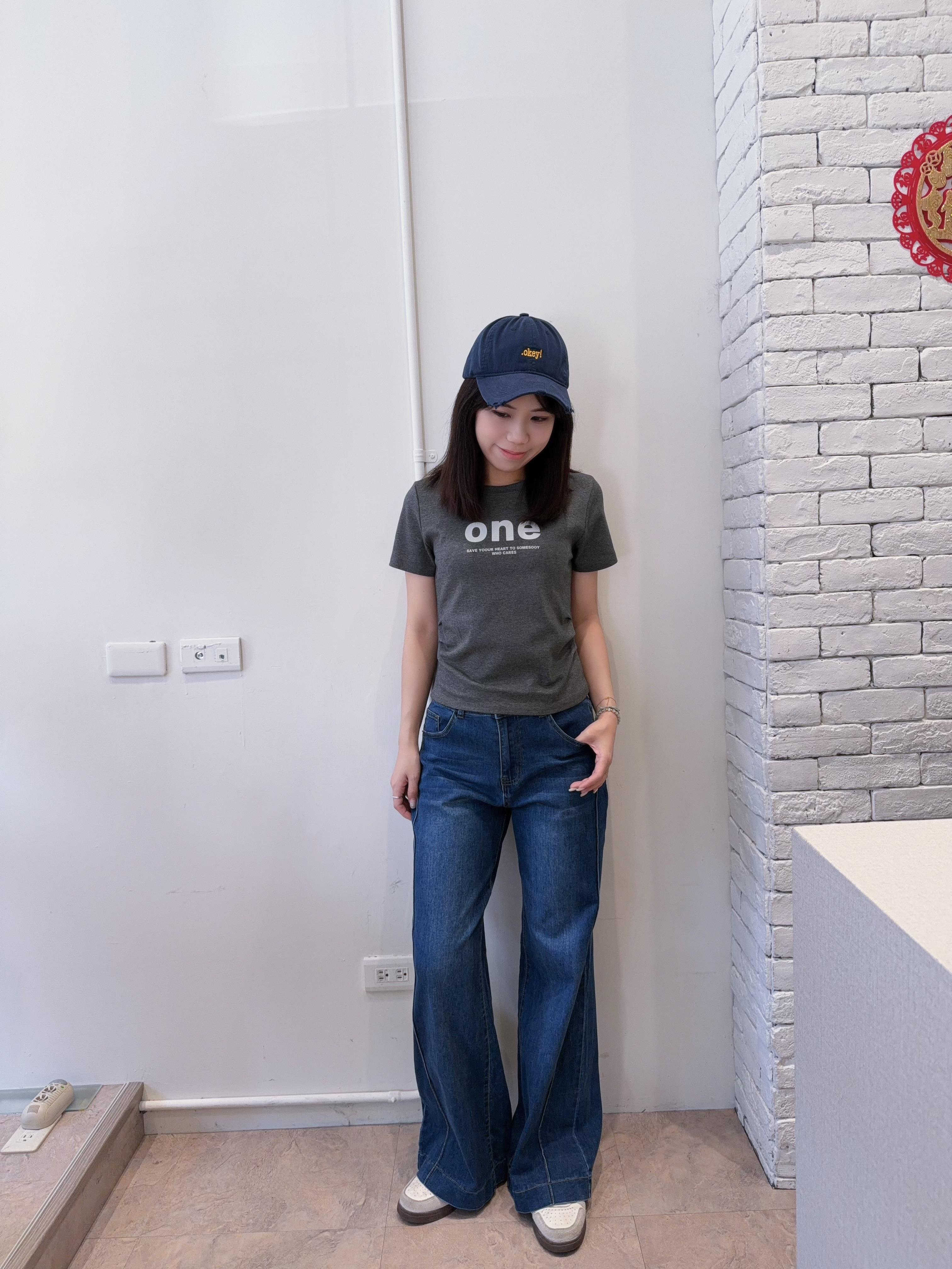 植絨one字母收腰Tee
