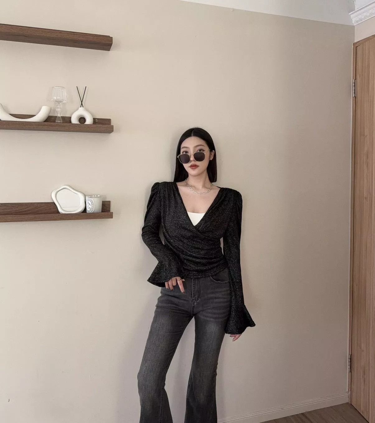 8905   法式高級感亮絲交叉V領上衣