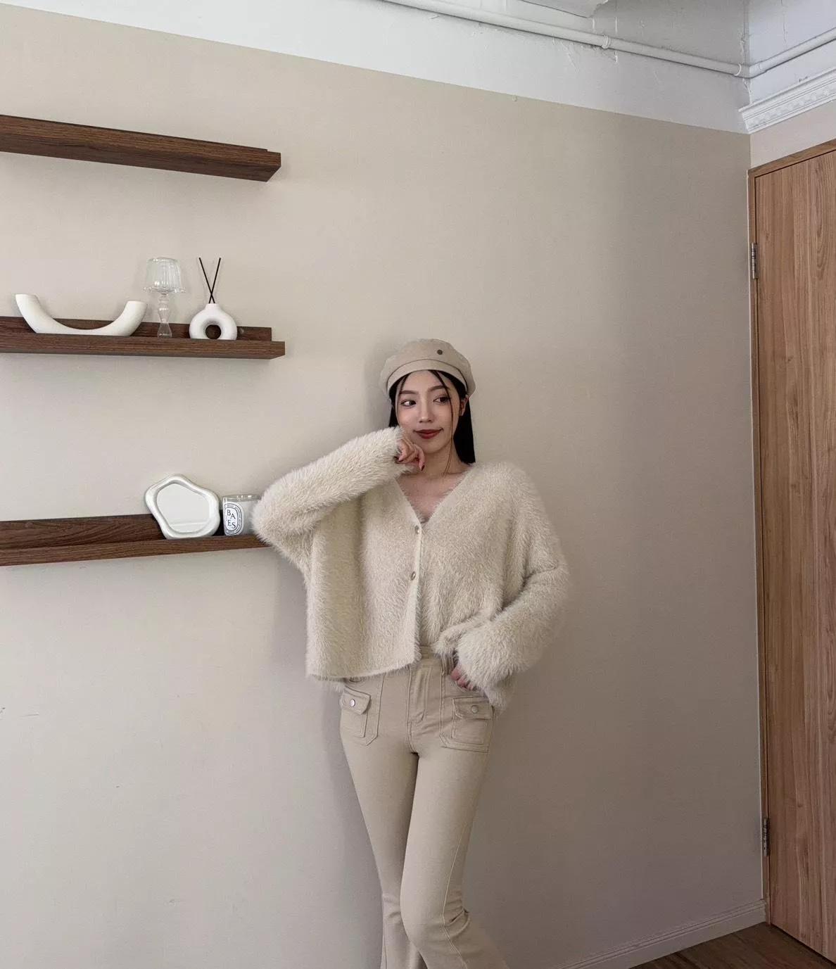 8532   V領金釦水貂絨外套