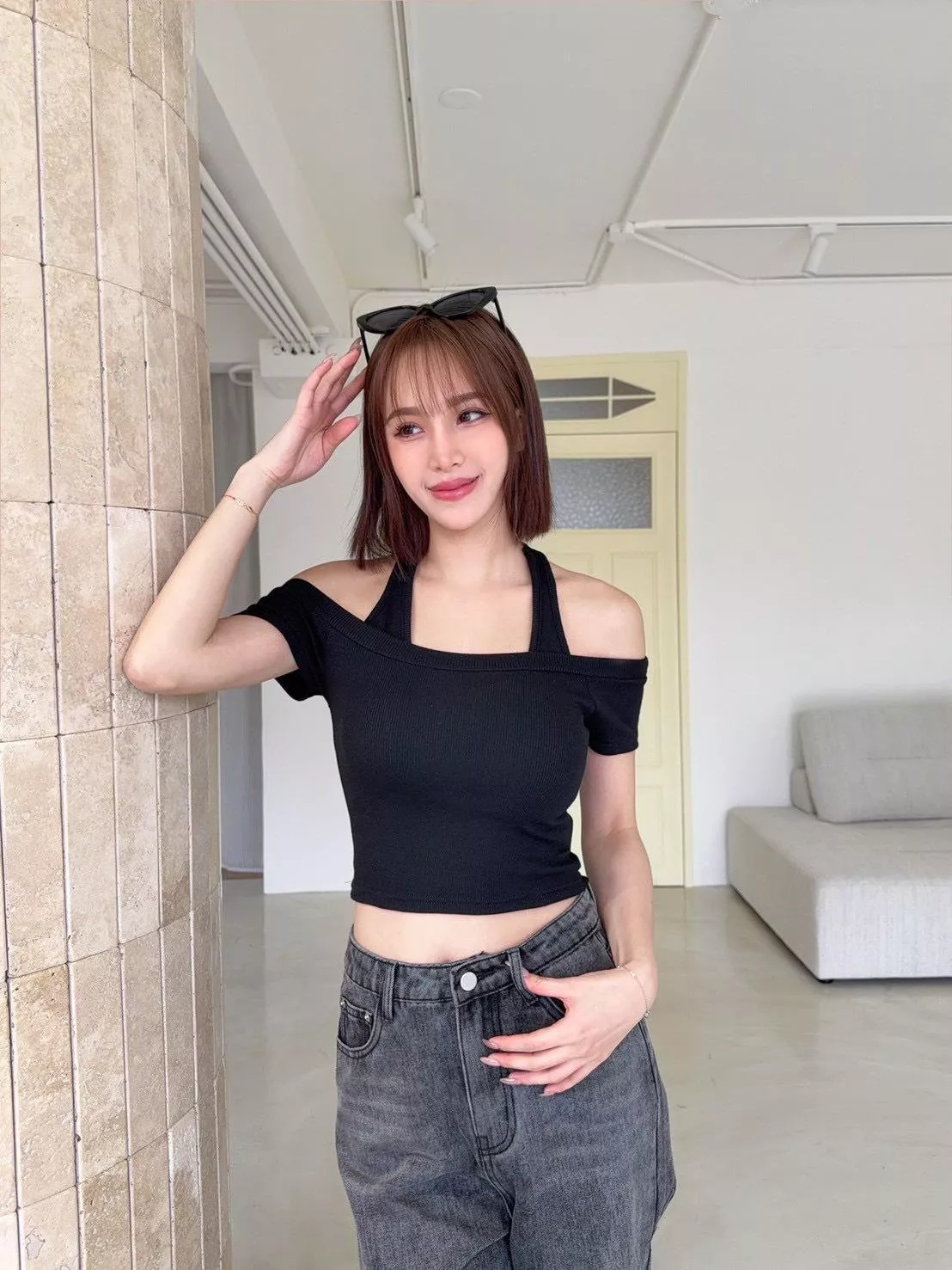 1217   獨家，一字領挖肩胸墊背心假兩件