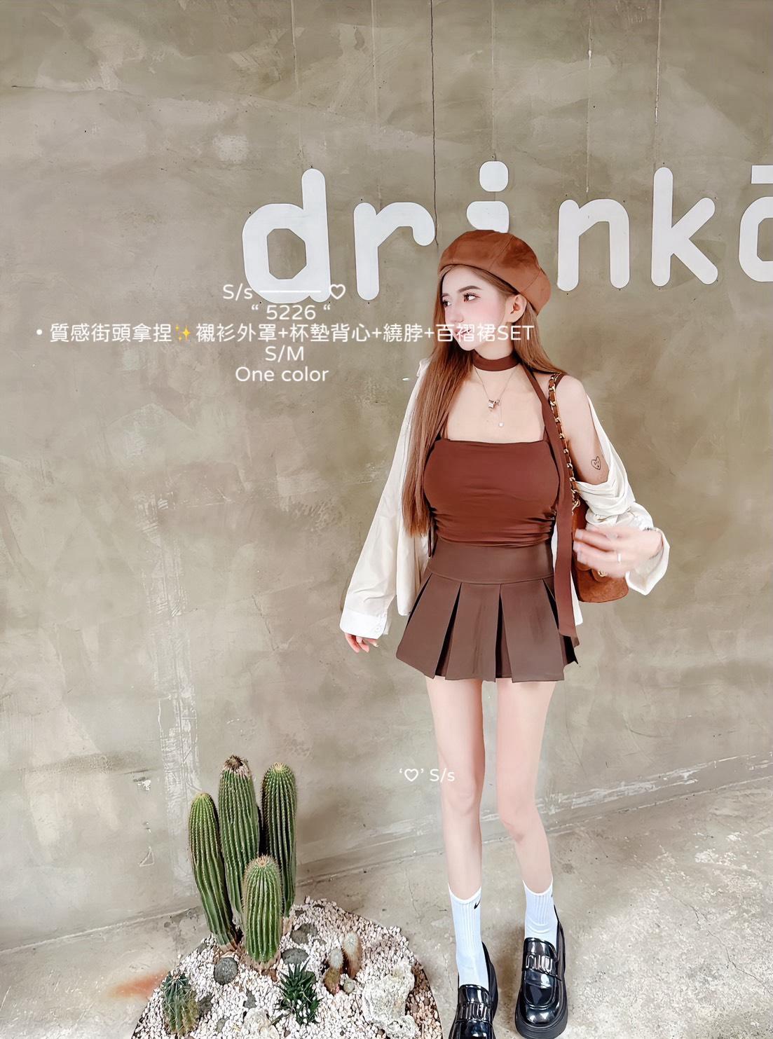 5226   質感街頭襯衫外罩+杯墊背心+繞脖+百褶裙套裝
