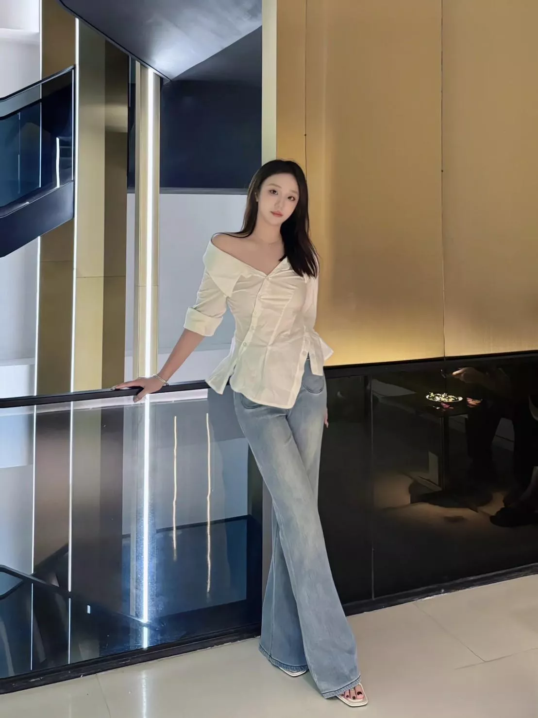 設計感鎖骨不規則襯衫