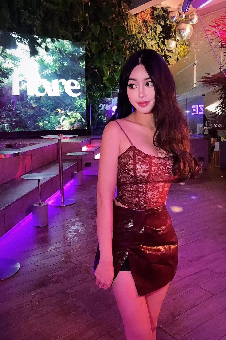 Rouge No. 9｜紅・第九號 紅色蕾絲細肩帶上衣 × 紅色亮面開叉皮裙