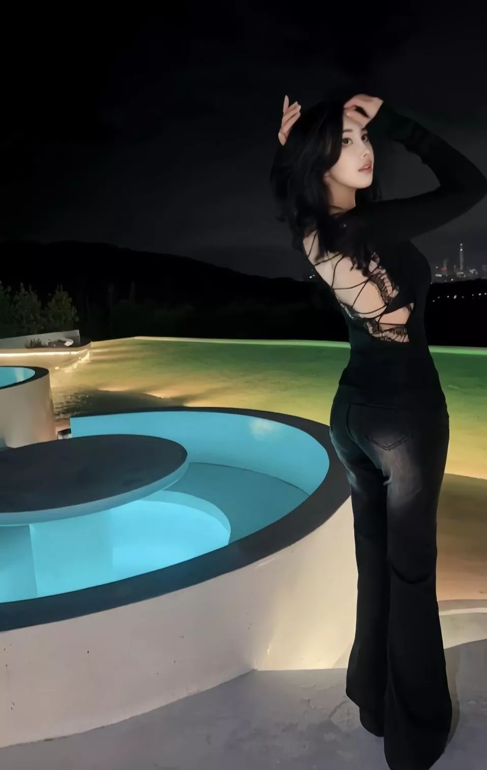 Noir Crossline Top 黑曜交叉線條長袖上衣