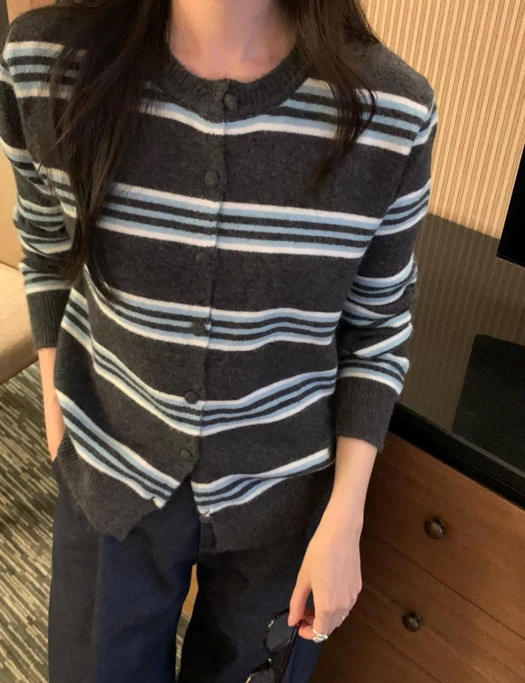 25K微兔羊毛藍橫條紋長袖針織衣