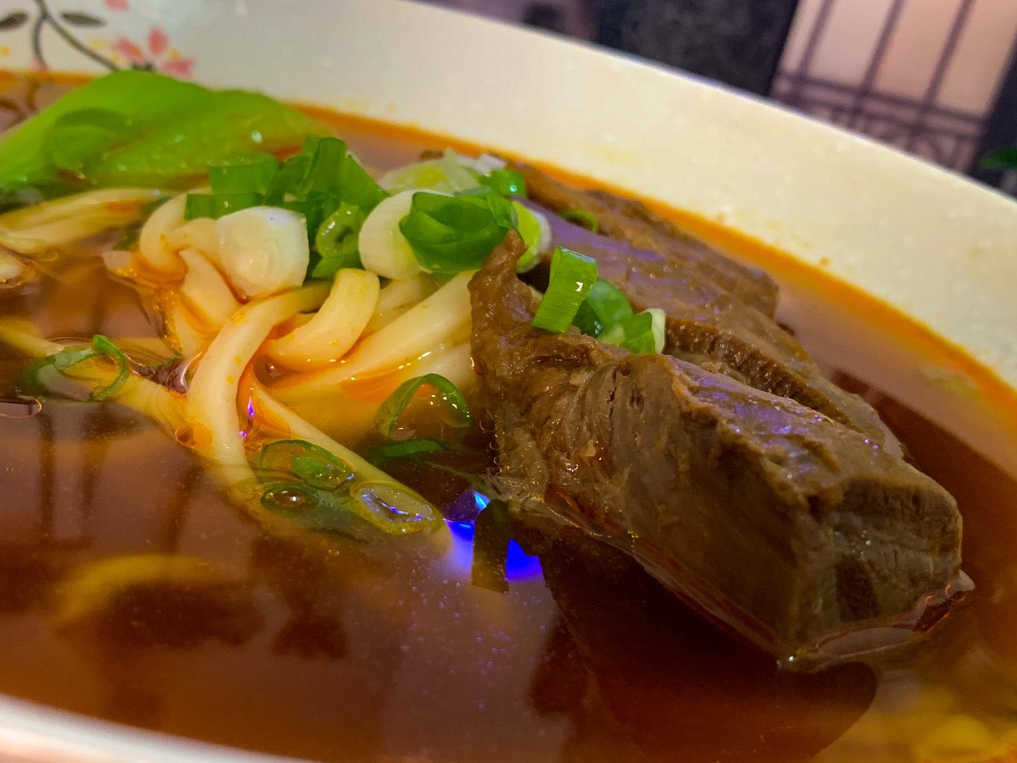 兩碗牛肉麵-紅燒
