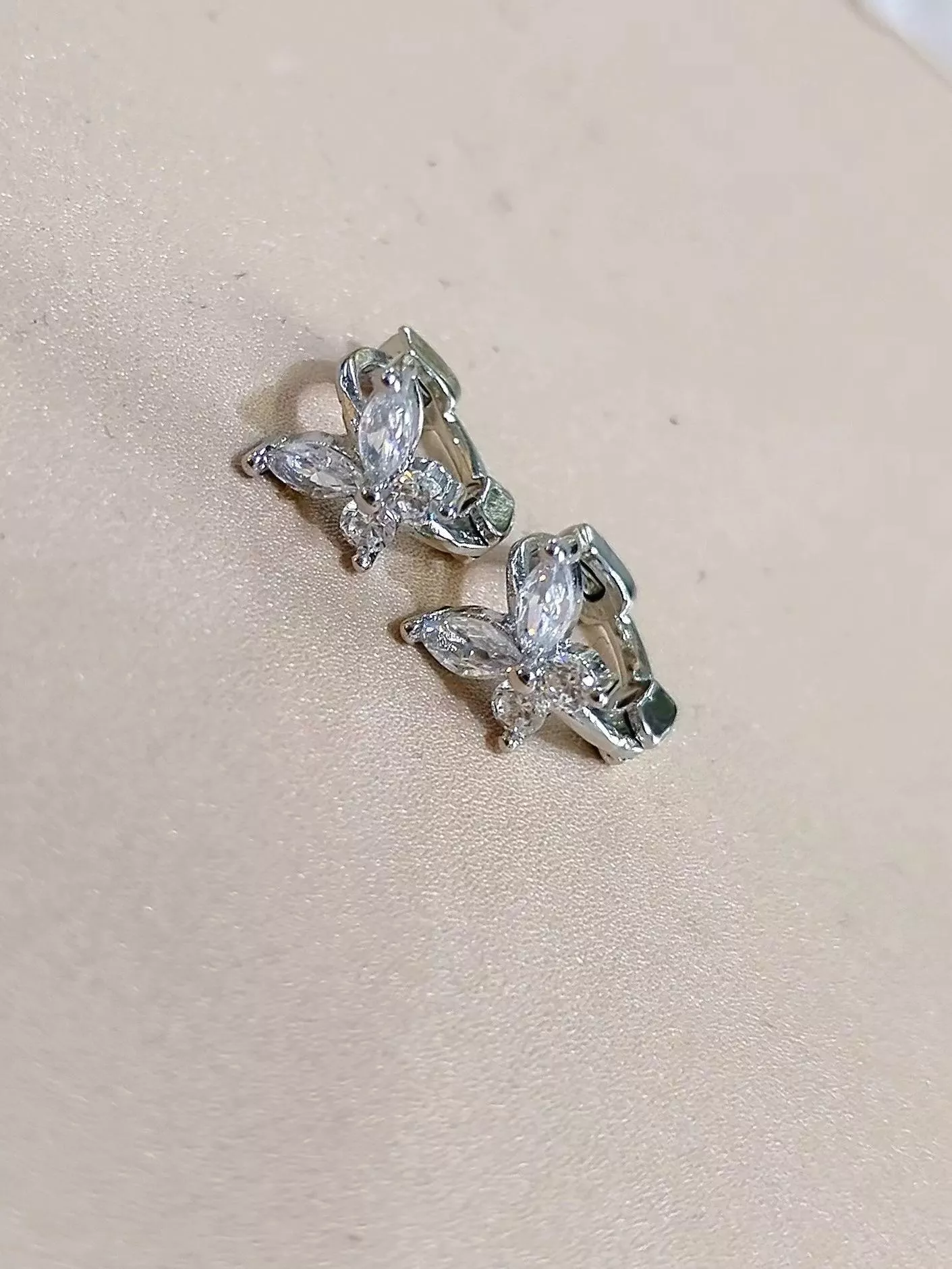 小巧耳扣式全鋯石蝴蝶耳環