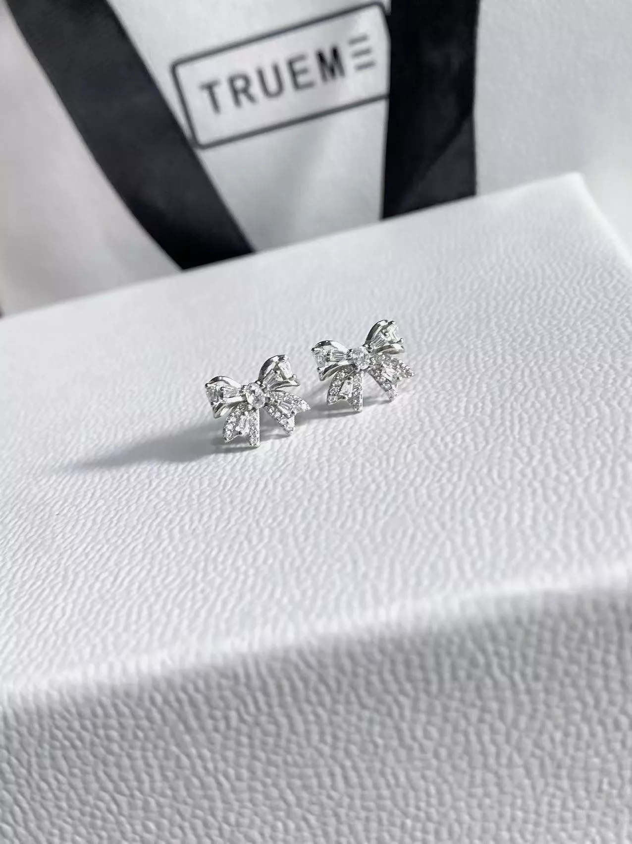 優雅滿鑽蝴蝶結耳環